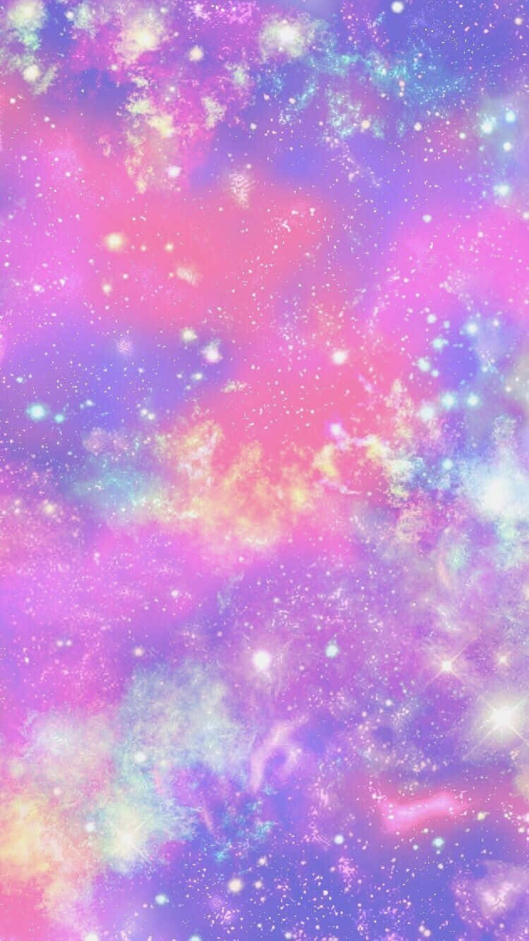 桌布 壁紙 — 一個充滿活力的宇宙星雲，以粉紅、紫色和藍色調旋轉，點綴著閃爍的星星，背景是夢幻般的銀河。