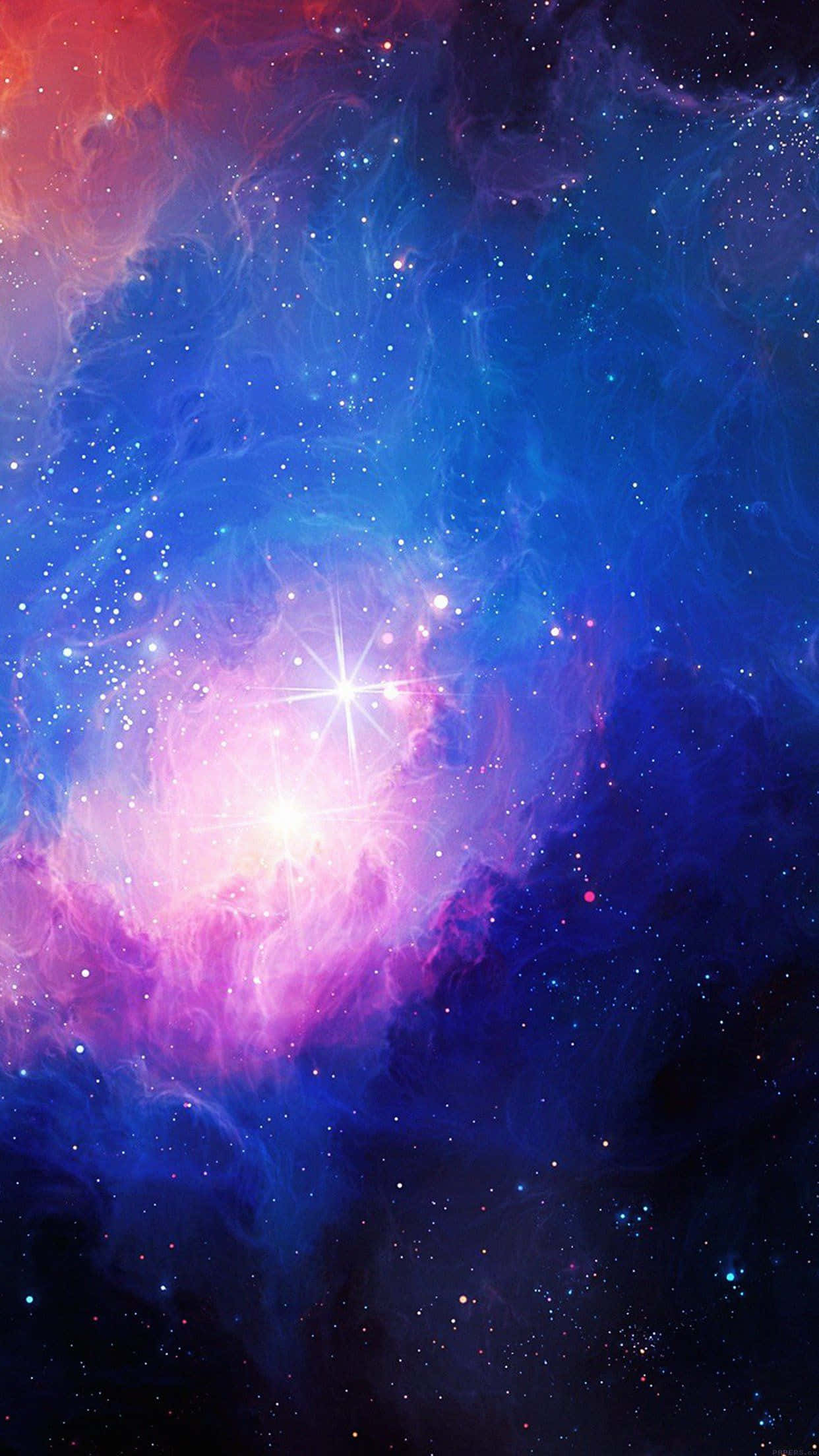 Cool Blue Galaxy 桌布 壁紙 — 一個充滿活力的宇宙星雲，圍繞著一顆燦爛的中心恆星，旋轉著電光藍、粉紅和火紅的色彩。
