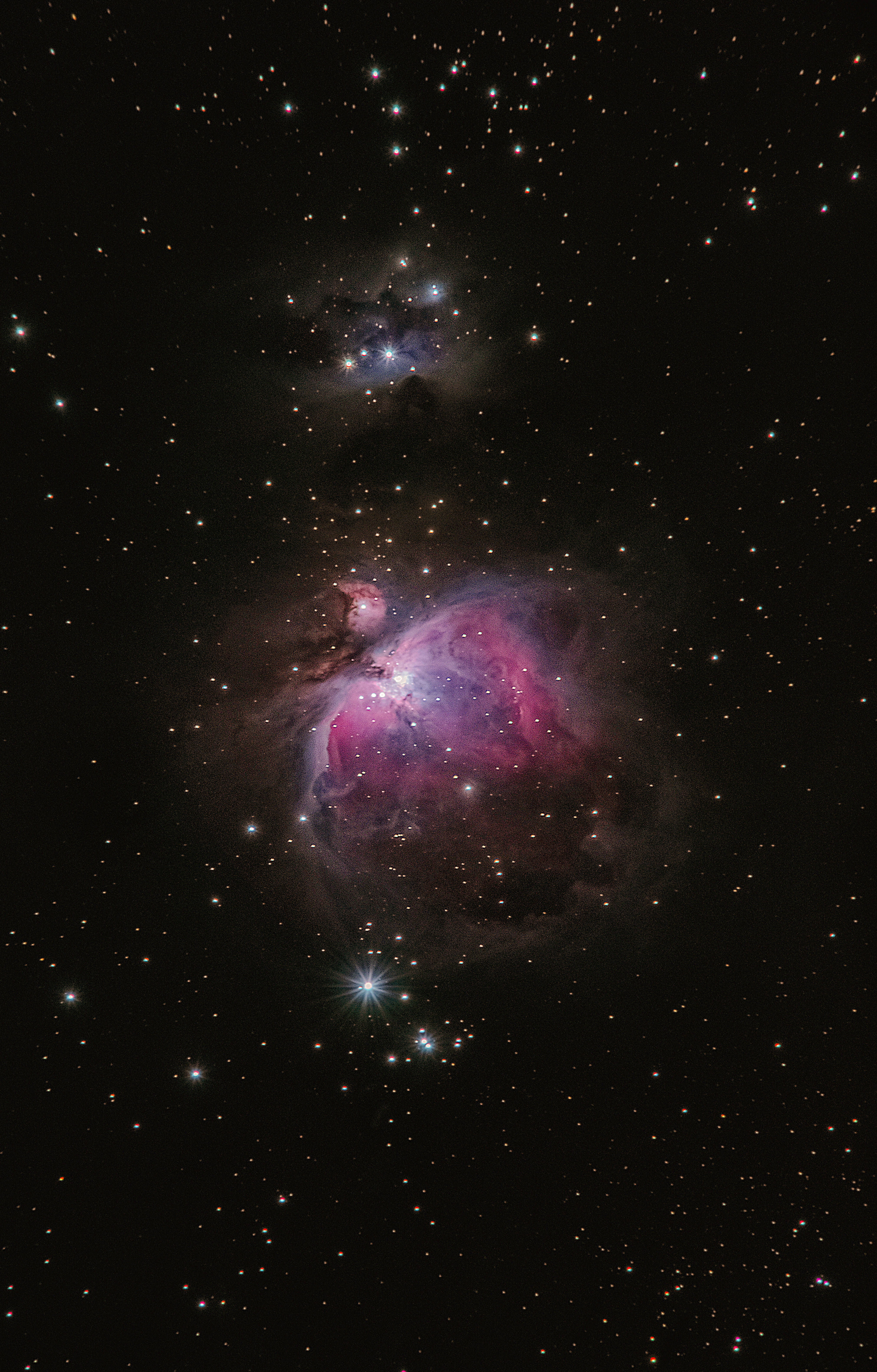 Stars 桌布 壁紙 — 一個充滿活力的宇宙星雲，在佈滿星星的黑色虛空中散發著粉紅色和紫色的色調。