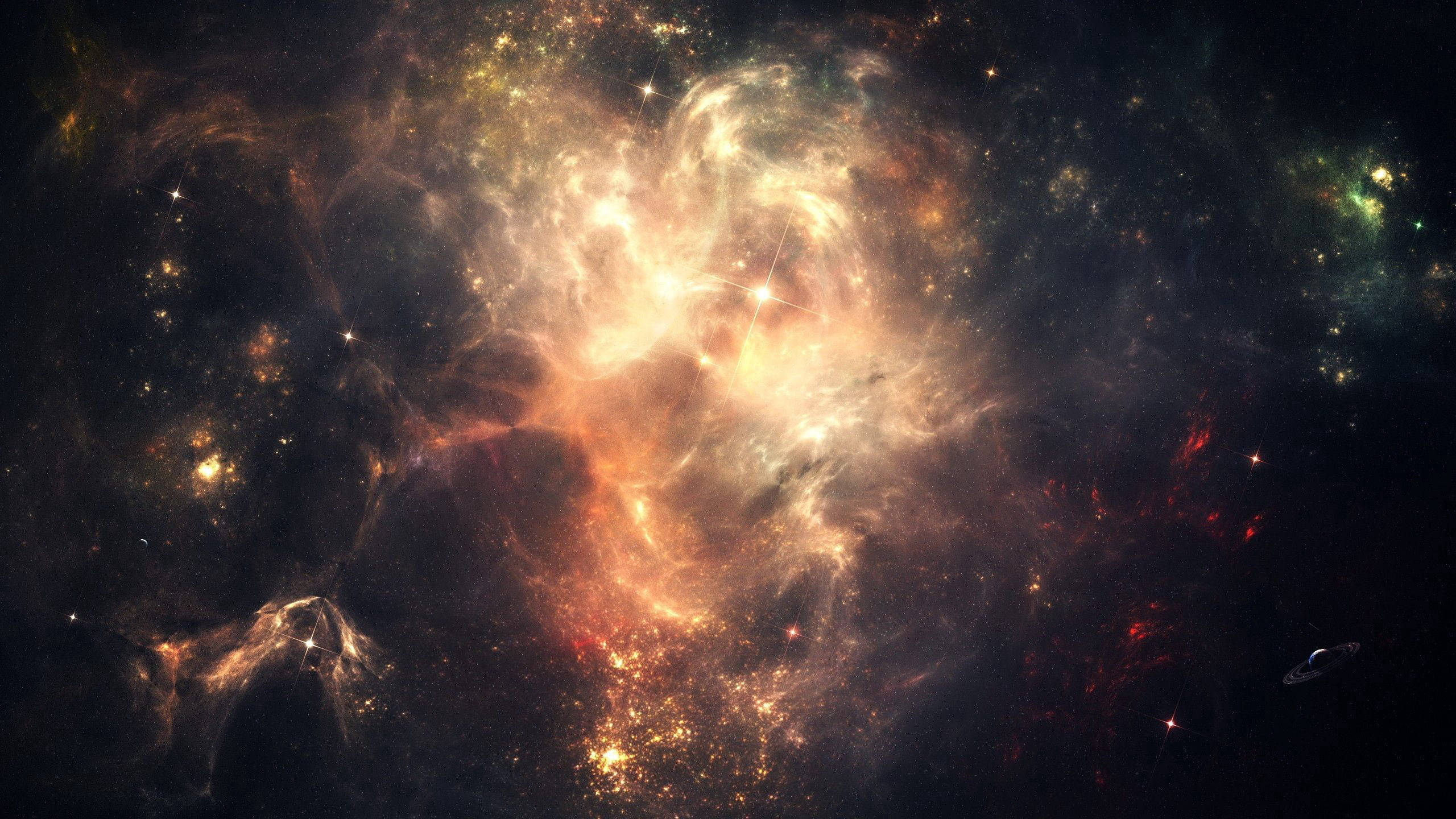 外太空 桌布 壁紙 — 一個充滿活力的宇宙星雲，在佈滿星星的黑色虛空中，翻騰著火熱的橙色和金色雲彩。