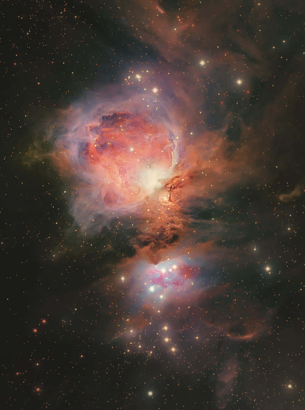 Orion 桌布 壁紙 — 一個充滿活力的宇宙星雲，在佈滿星辰的黑色虛空中，散發著火紅與柔和藍色的光芒。