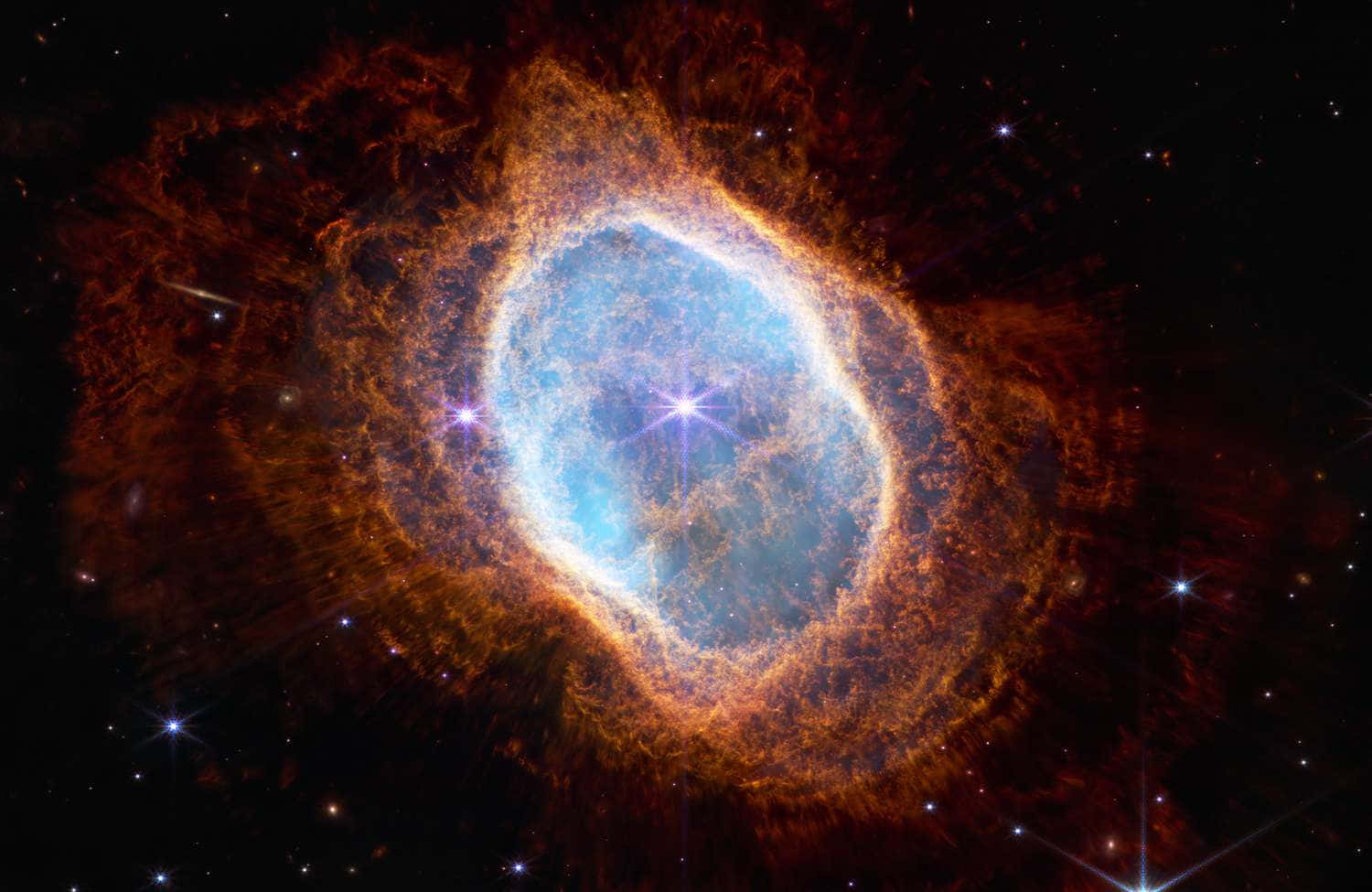 太空 桌布 壁紙 — 一個充滿活力的宇宙星雲，在佈滿星星的黑色虛空中散發出火熱的橙色和冷藍色調。