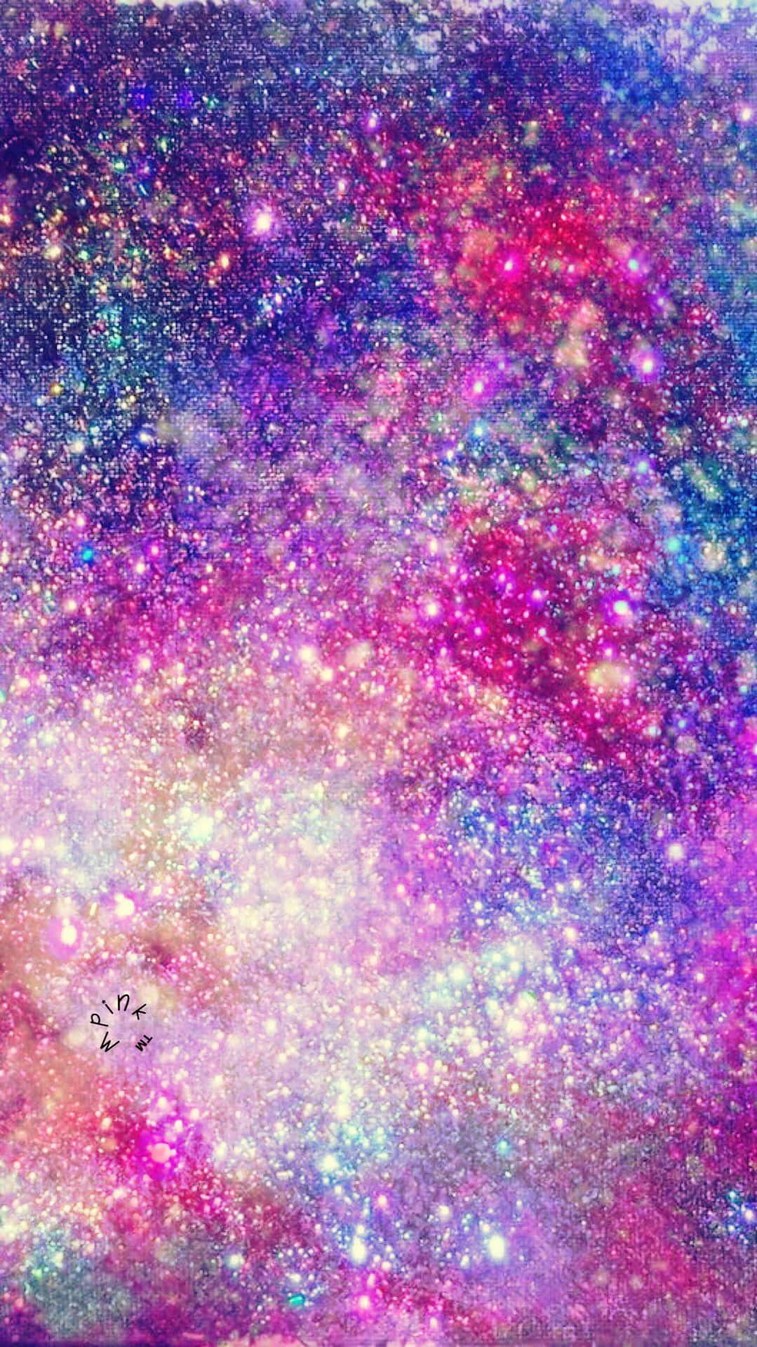 Sparkly 桌布 壁紙 — 一個充滿活力的宇宙星雲，在夢幻般的銀河背景下，旋轉著閃閃發光的粉紅色、紫色和藍色星星。