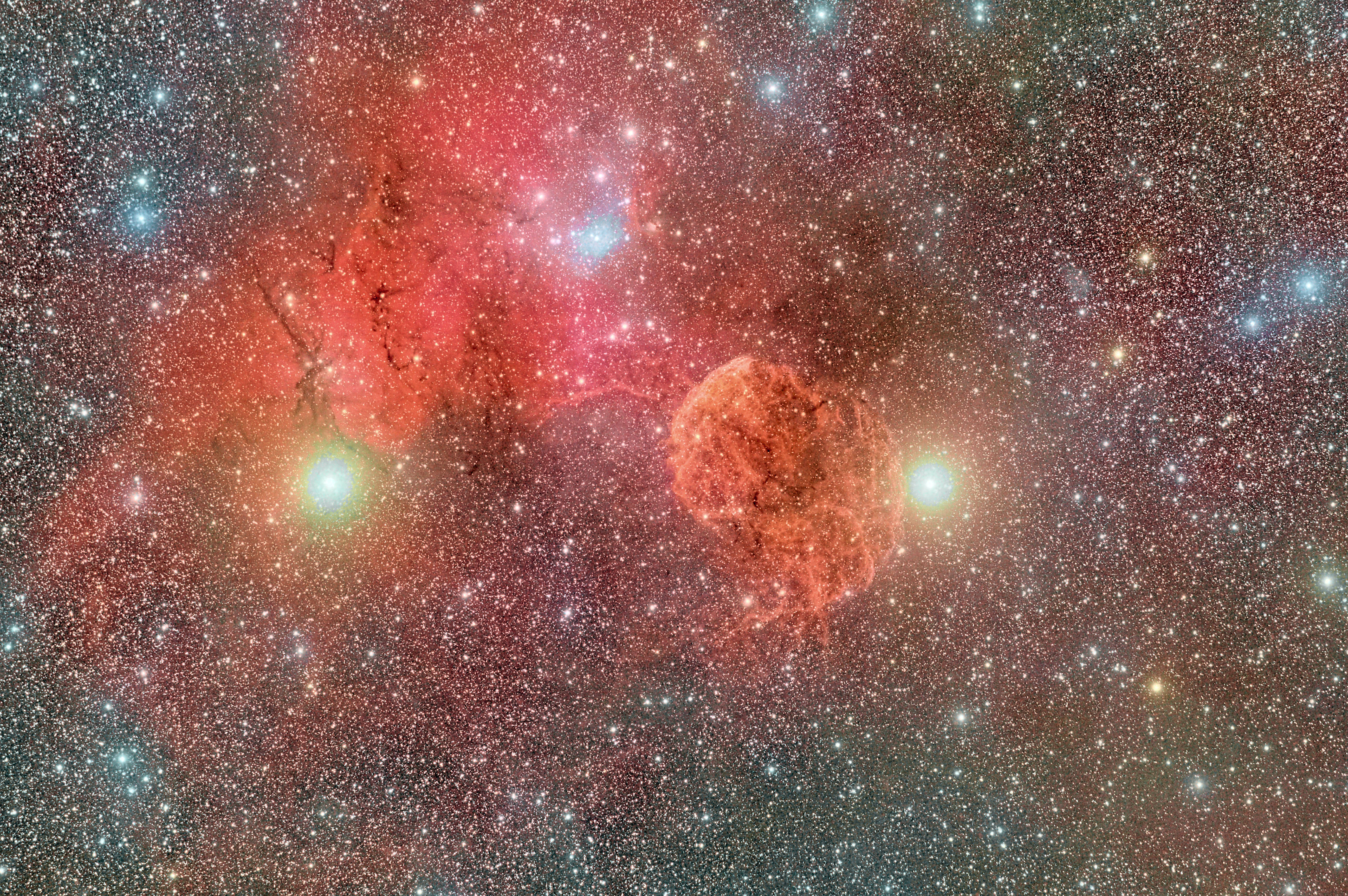 星雲 桌布 壁紙 — 一個充滿活力的宇宙星雲，在星場背景下散發出火紅和橙色的光芒，被明亮的恆星核心照亮。