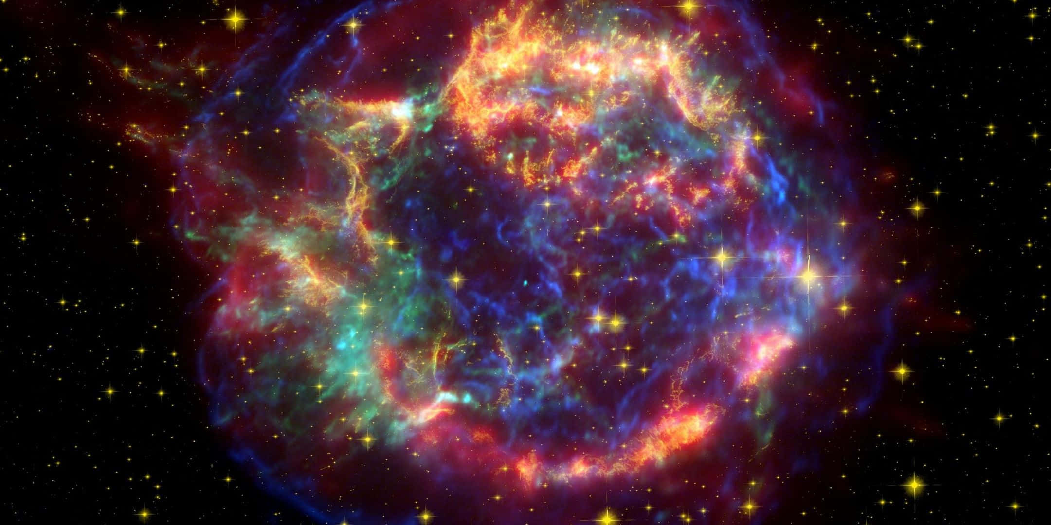 2160x1080 桌布 壁紙 — 一個充滿活力的宇宙星雲，在星場背景下旋轉著火熱的橙紅色和電藍色雲層。