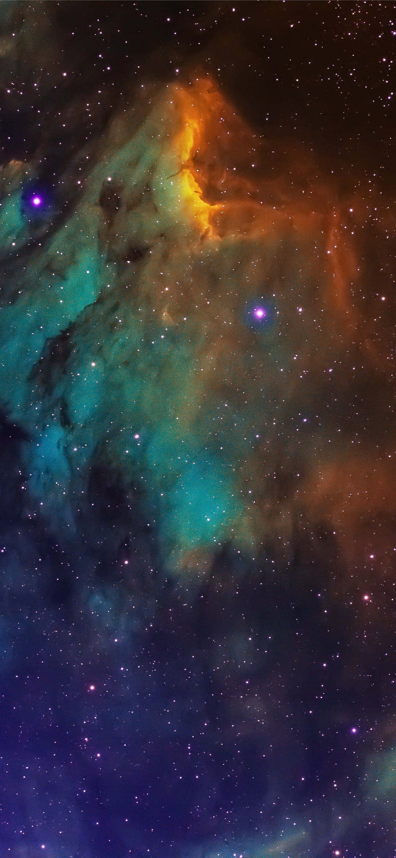 桌布 壁紙 — 一個充滿活力的宇宙星雲，在星空中旋轉著青綠色、橙色和紫色的氣體雲。