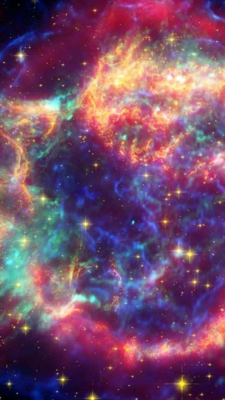Supernova 桌布 壁紙 — 一個充滿活力的宇宙星雲，在星空中旋轉著火紅、金色和電光藍色。