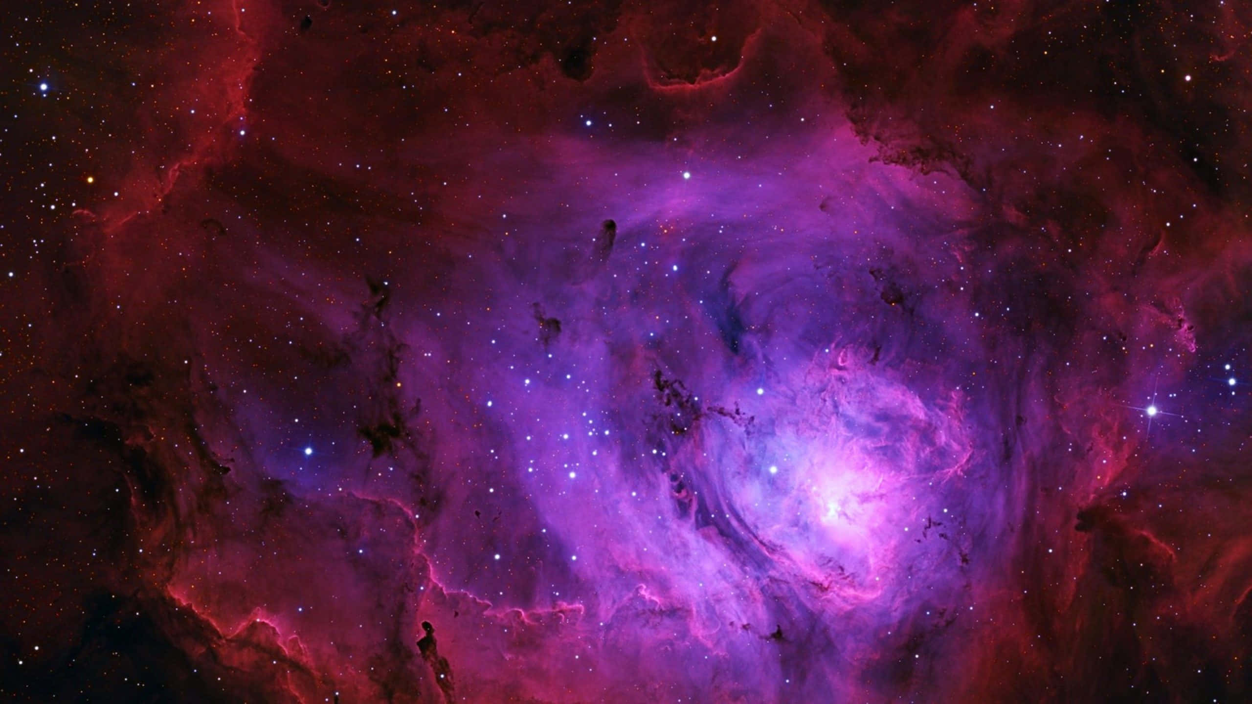 桌布 壁紙 — 一個充滿活力的宇宙星雲，在星空中旋轉著深紅色和電光紫。