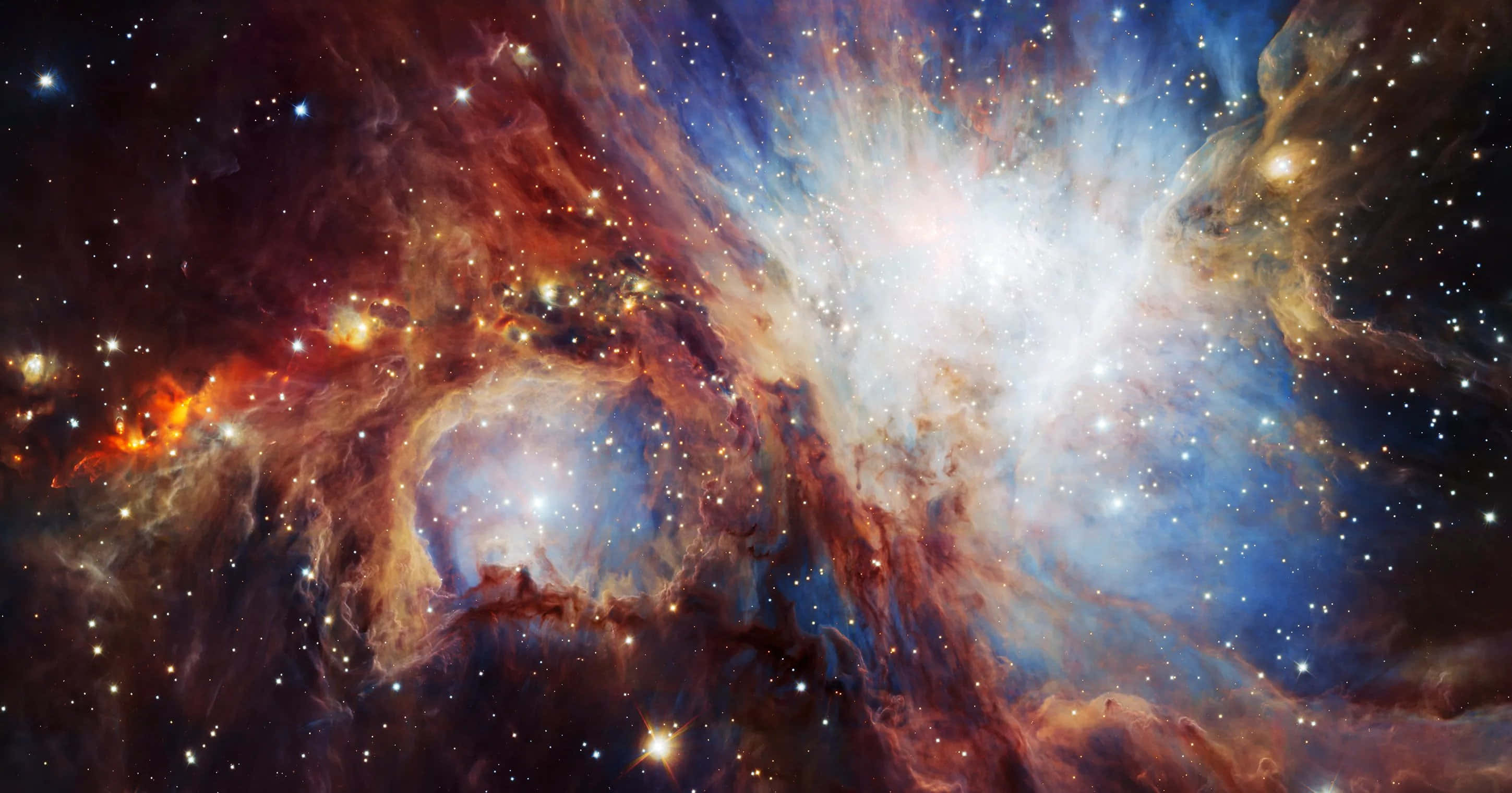 NASA 動態圖片 桌布 壁紙 — 一個充滿活力的宇宙星雲，在星空中旋轉著火紅、金色和冷藍色。