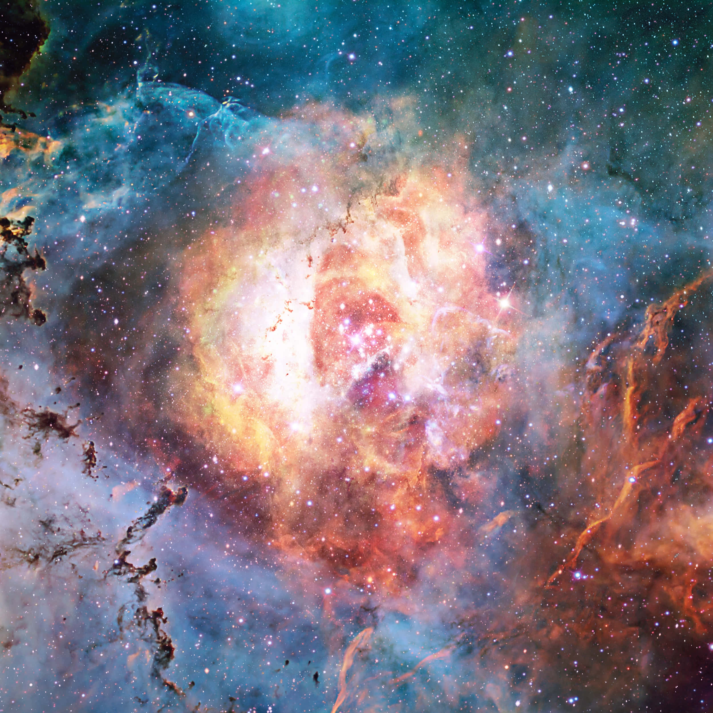 銀河 桌布 壁紙 — 一個充滿活力的宇宙星雲，在星空中旋轉著火熱的橙色和清涼的藍綠色雲層。