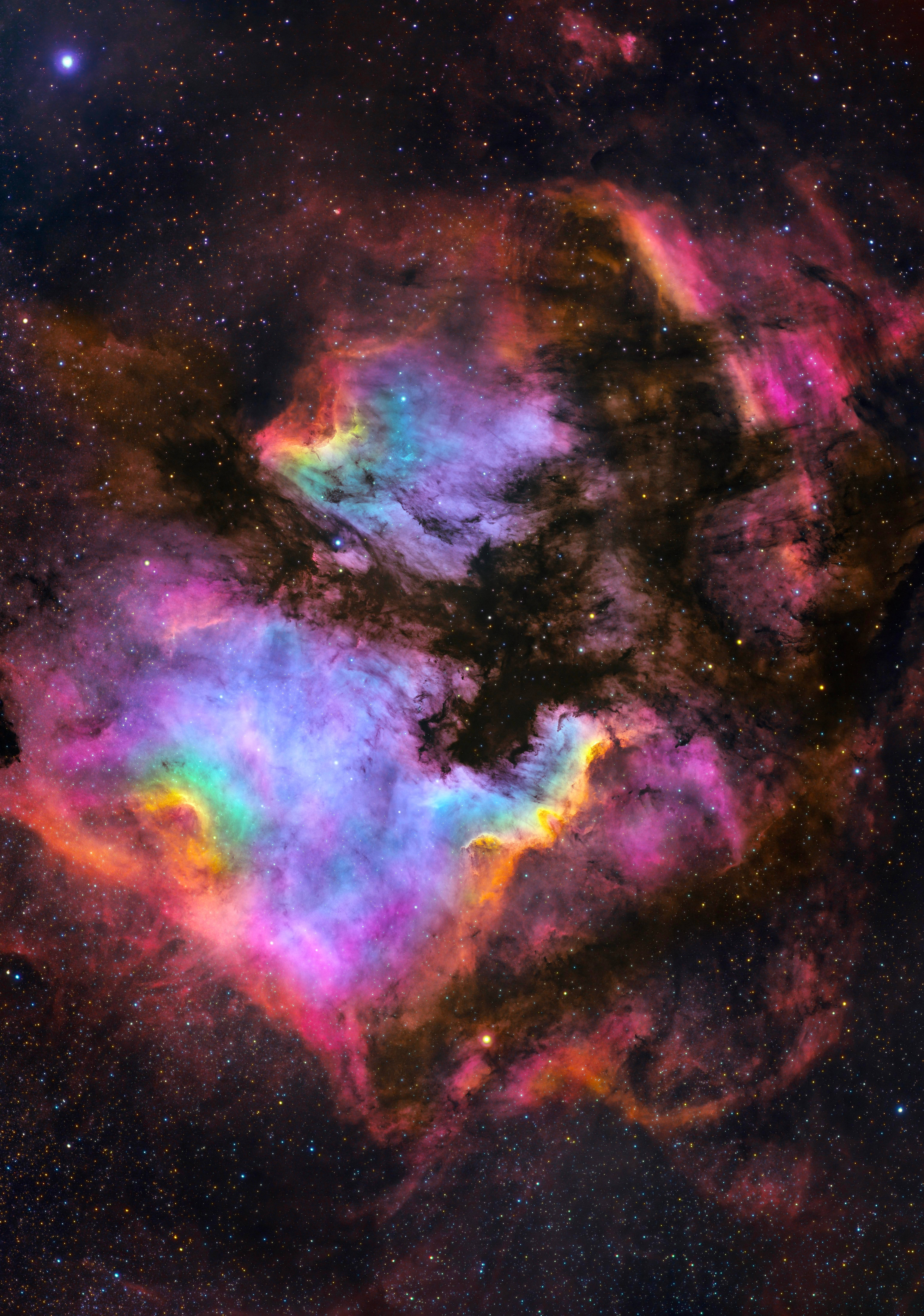 宇宙美學 桌布 壁紙 — 一個充滿活力的宇宙星雲，在星空背景下旋轉著粉紅色、紫色和藍綠色的氣體。