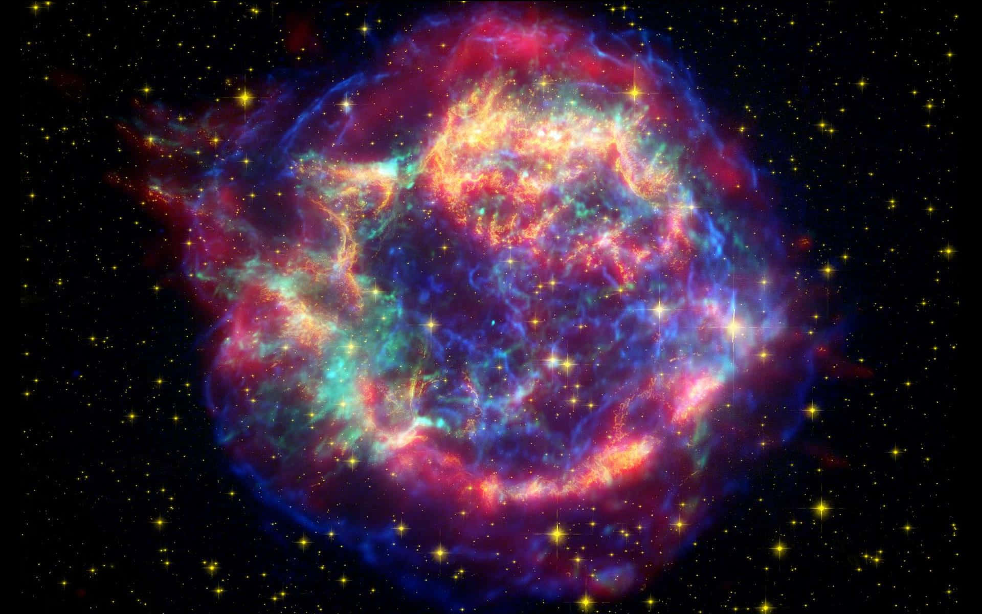 酷炫太空 桌布 壁紙 — 一個充滿活力的宇宙星雲，在星空背景下旋轉著火紅、金色和電光藍色。