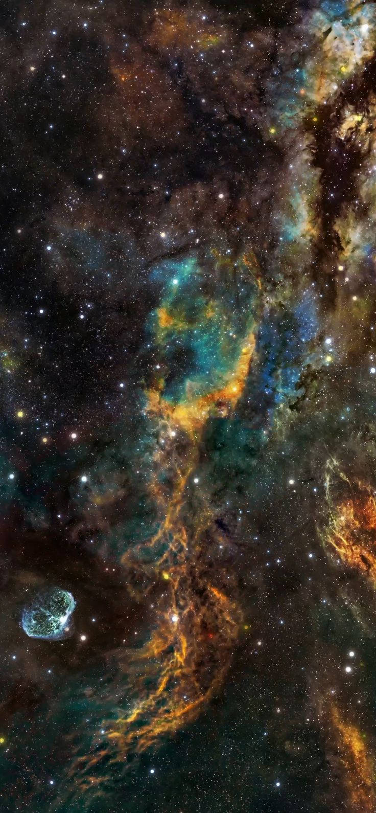 銀河 桌布 壁紙 — 一個充滿活力的宇宙星雲，在星空背景下旋轉著發光的橙色、藍色和藍綠色氣體。