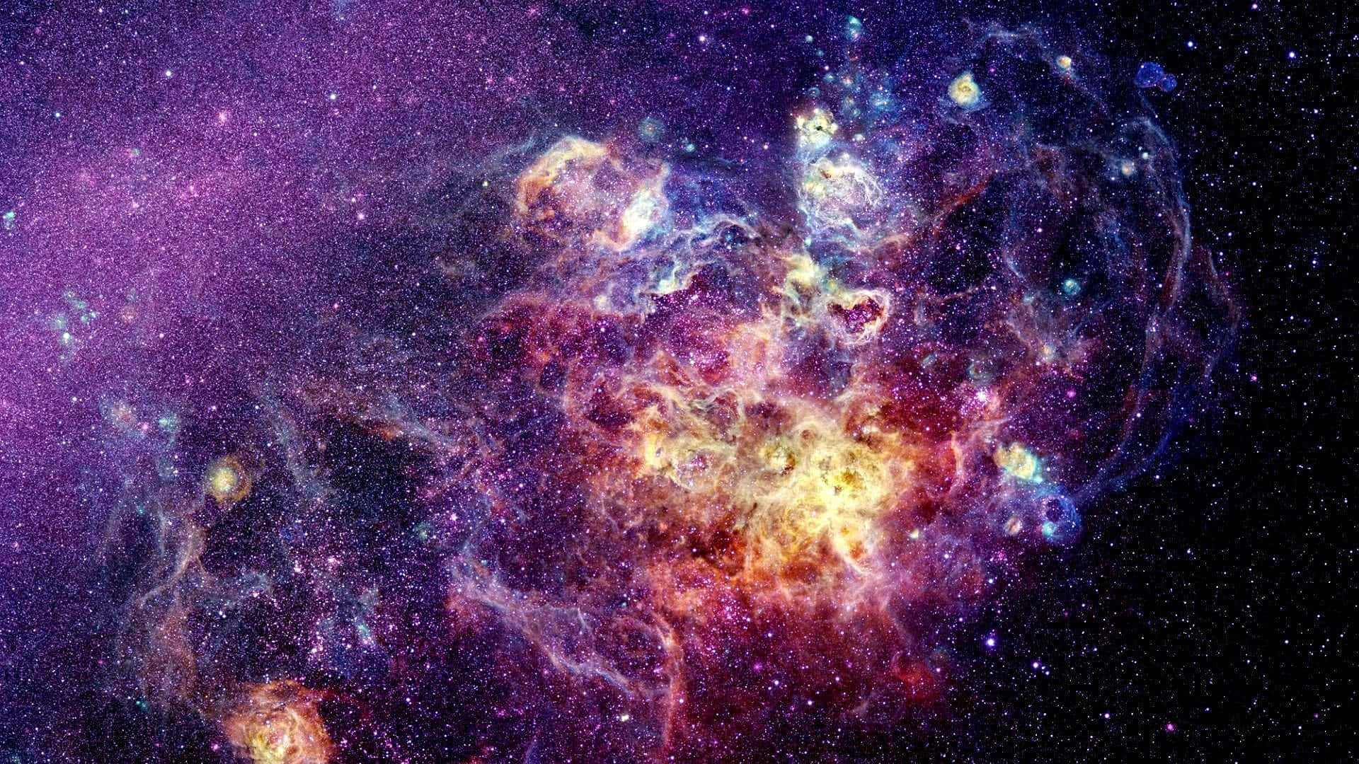 銀河 桌布 壁紙 — 一個充滿活力的宇宙星雲，在星空背景下旋轉著紫色、紅色和金色的氣體。