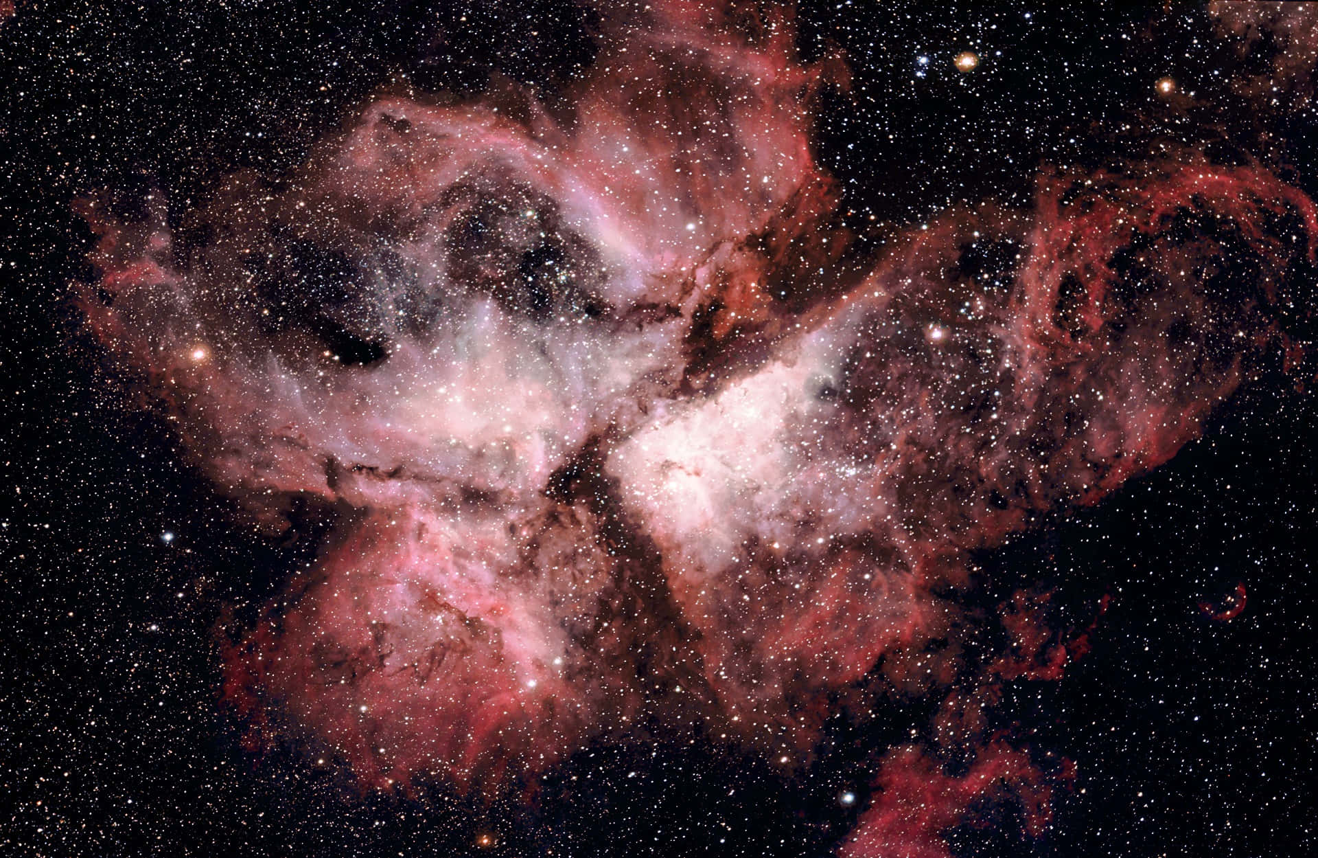 Carina Nebula 桌布 壁紙 — 一個充滿活力的宇宙星雲，在星空背景下旋轉著粉紅色、紅色和白色的氣體。