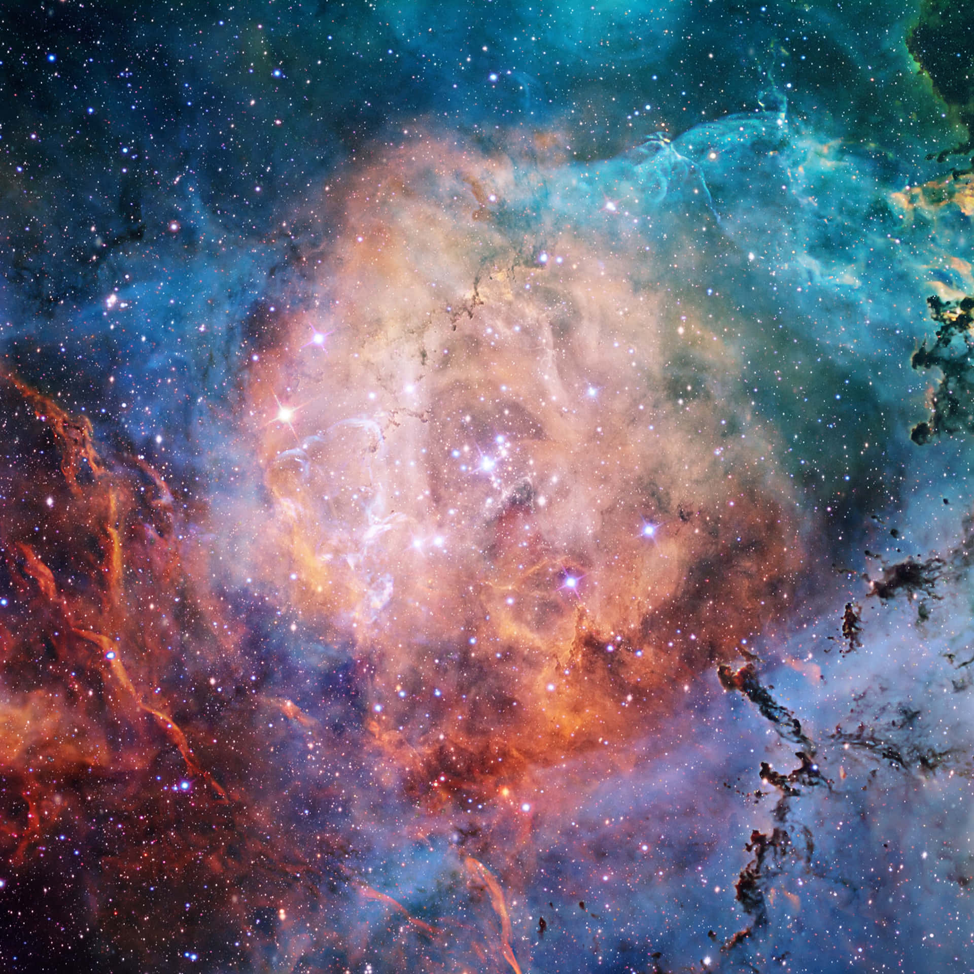 銀河 桌布 壁紙 — 一個充滿活力的宇宙星雲，在星空背景下旋轉著火橙色和藍綠色的雲層。