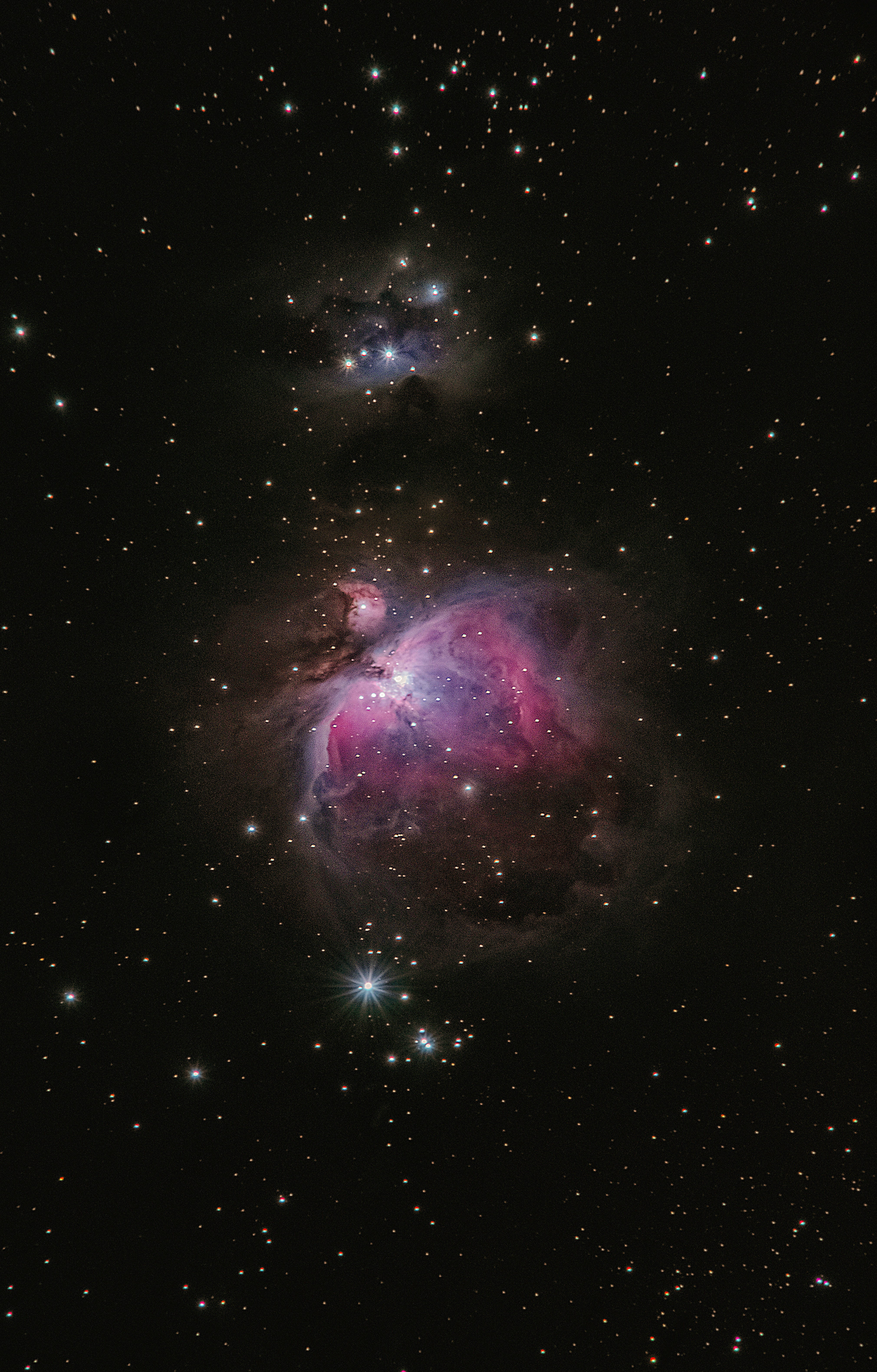 iPhone 7 plus space 桌布 壁紙 — 一個充滿活力的宇宙星雲，在深空的星場中散發出粉紅色和紫色的光芒。