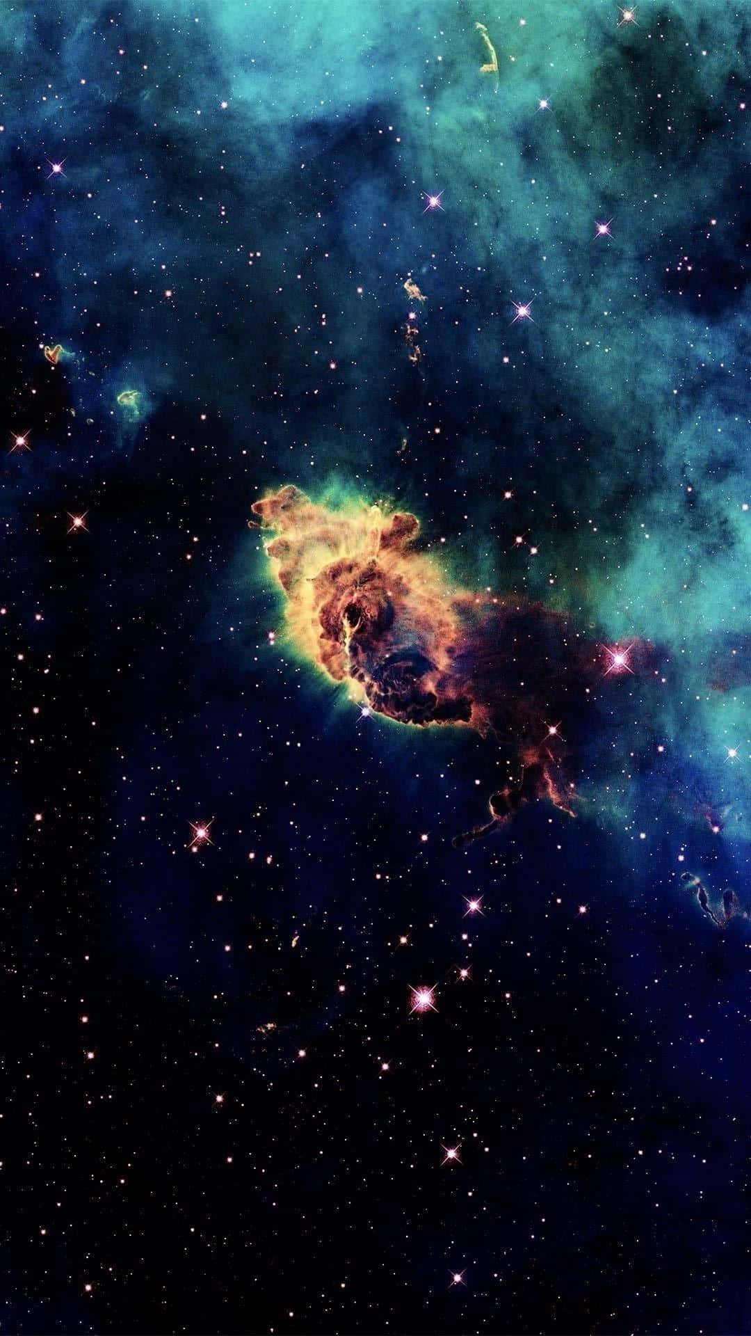 太空電話 桌布 壁紙 — 一個充滿活力的宇宙星雲，在深邃太空的星場背景下，散發著火橙色和藍綠色的雲彩。