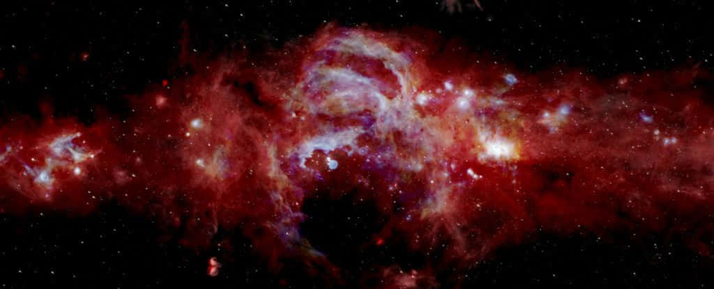Galactic Center 桌布 壁紙 — 一個充滿活力的宇宙星雲，在深邃的黑色虛空中，翻騰著火紅、紫色和閃爍的星星。