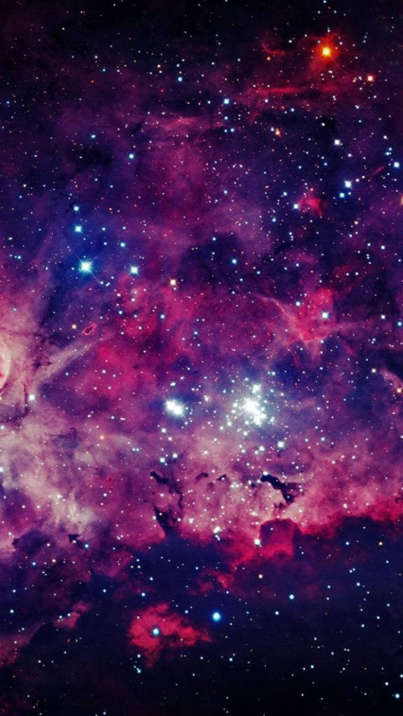 太空 iPhone 桌布 壁紙 — 一個充滿活力的宇宙星雲，在深邃的太空背景下，旋轉著洋紅色和靛藍色的雲朵，點綴著閃爍的星星。