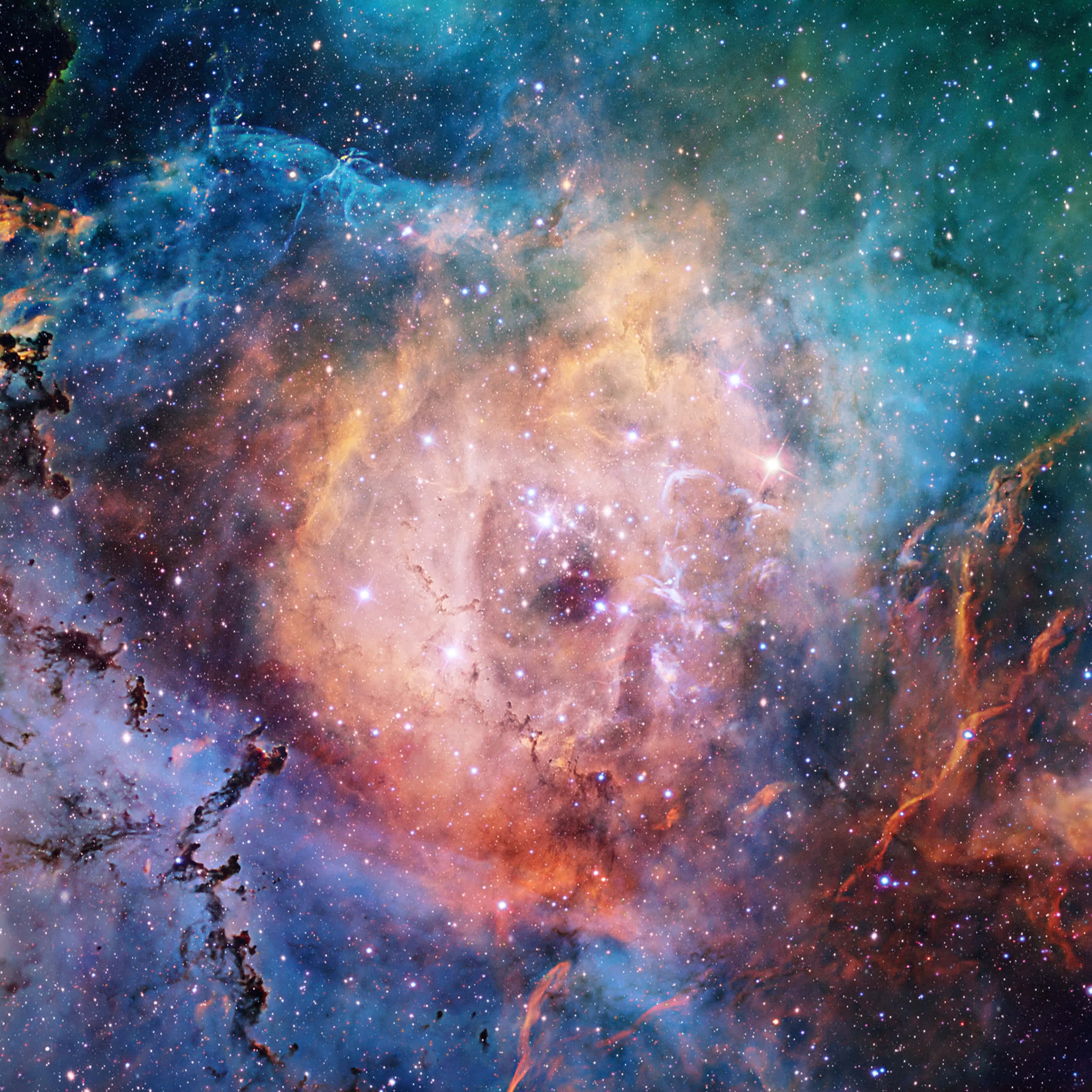 銀河 桌布 壁紙 — 一個充滿活力的宇宙星雲，在深邃的太空背景下，旋轉著發光的橙色和藍綠色氣體雲，點綴著閃爍的星星。