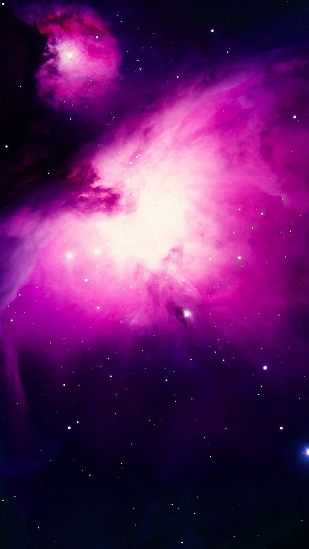 桌布 壁紙 — 一個充滿活力的宇宙星雲，在繁星點點的黑暗太空背景下散發出絢麗的粉紅色和紫色色調。