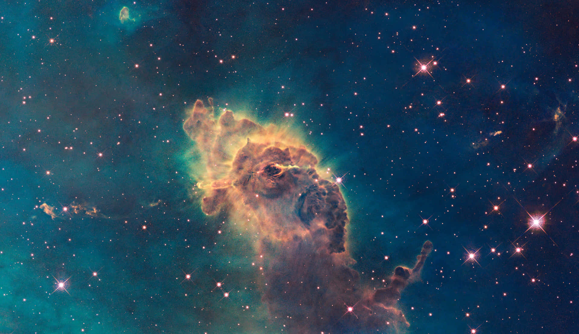 Starry Night Sky 桌布 壁紙 — 一個充滿活力的宇宙星雲，在閃爍星空的背景下散發出橙色和藍綠色的光芒。