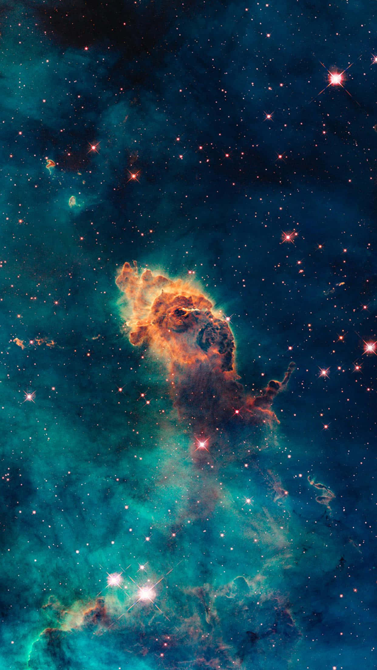 太空 桌布 壁紙 — 一個充滿活力的宇宙星雲，在閃爍的星空中散發著火熱的橙色和藍綠色光芒。