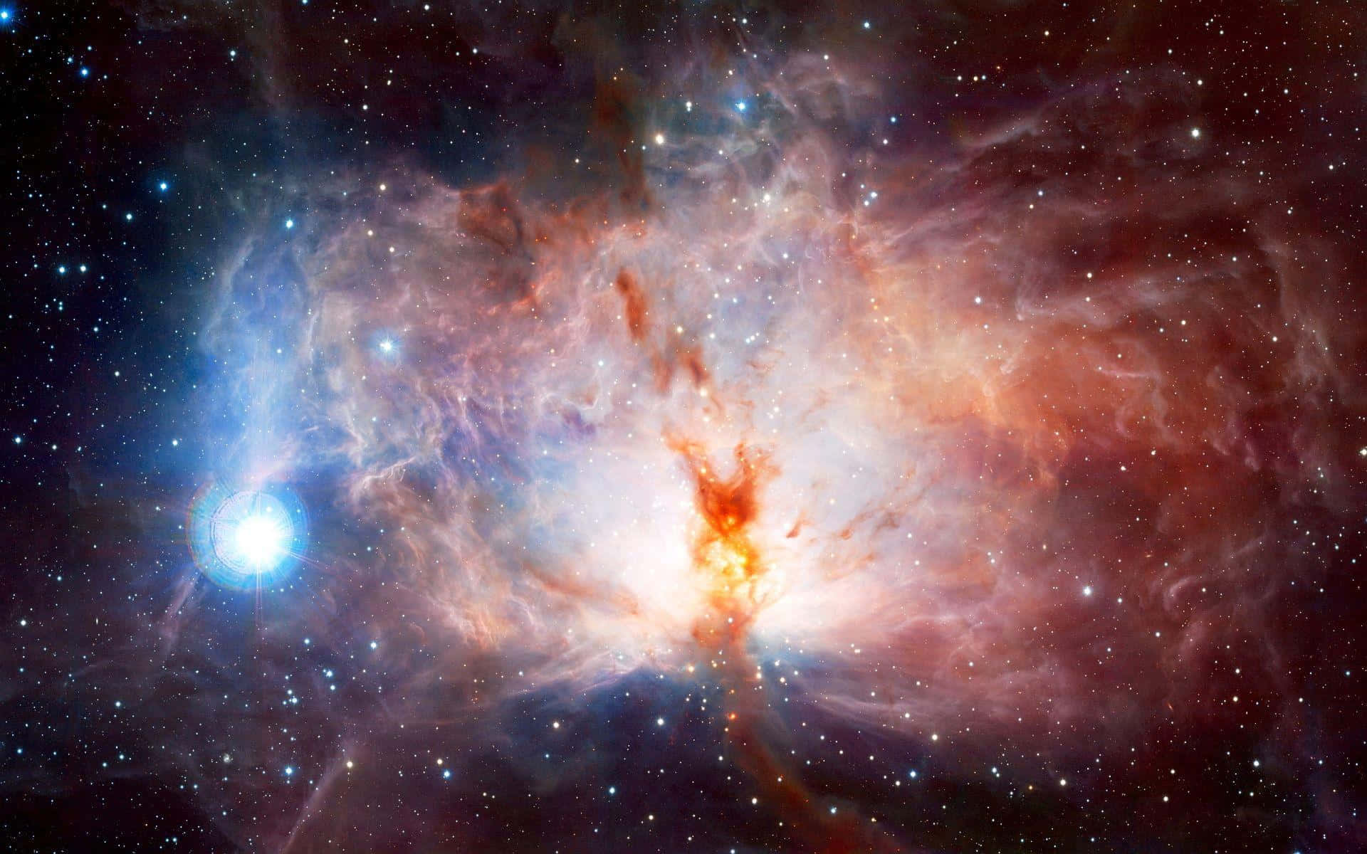 Cosmic Rays 桌布 壁紙 — 一個充滿活力的宇宙星雲，在黑暗的星場背景下，由明亮的恆星照亮了發光的紅橙色和藍色氣體雲。