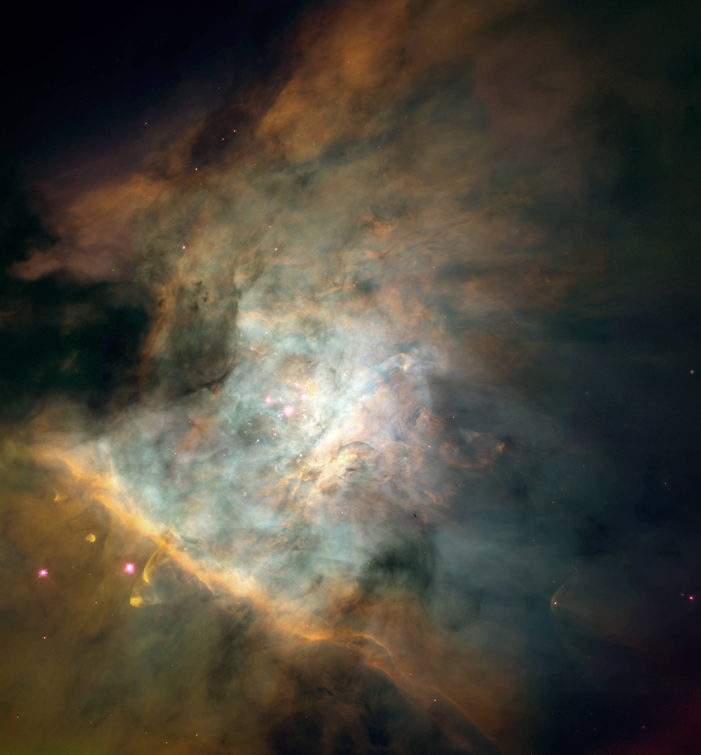 星際異攻隊 桌布 壁紙 — 一個充滿活力的宇宙星雲，在黑暗的星場中旋轉著發光的橙色和藍色氣體。