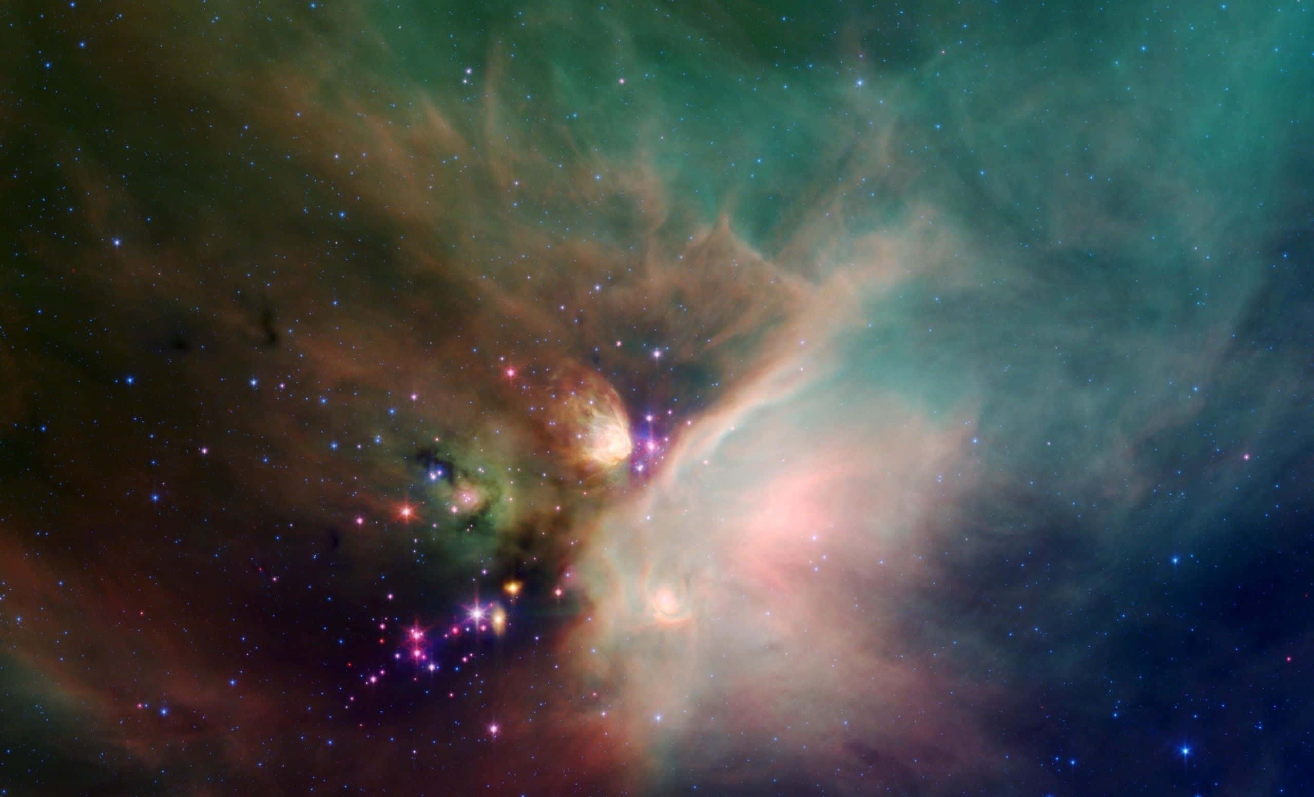 Colorful Space 桌布 壁紙 — 一個充滿活力的宇宙星雲，在黑暗的星場背景下，由發光的星星照亮，旋轉著青綠色、橙色和粉紅色的氣體。