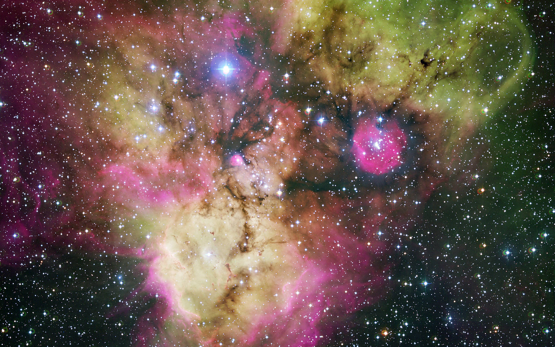 Stars 桌布 壁紙 — 一個充滿活力的宇宙星雲，在黑暗的星場背景下，由明亮的星星照亮，旋轉著粉紅色、綠色和金色的氣體。