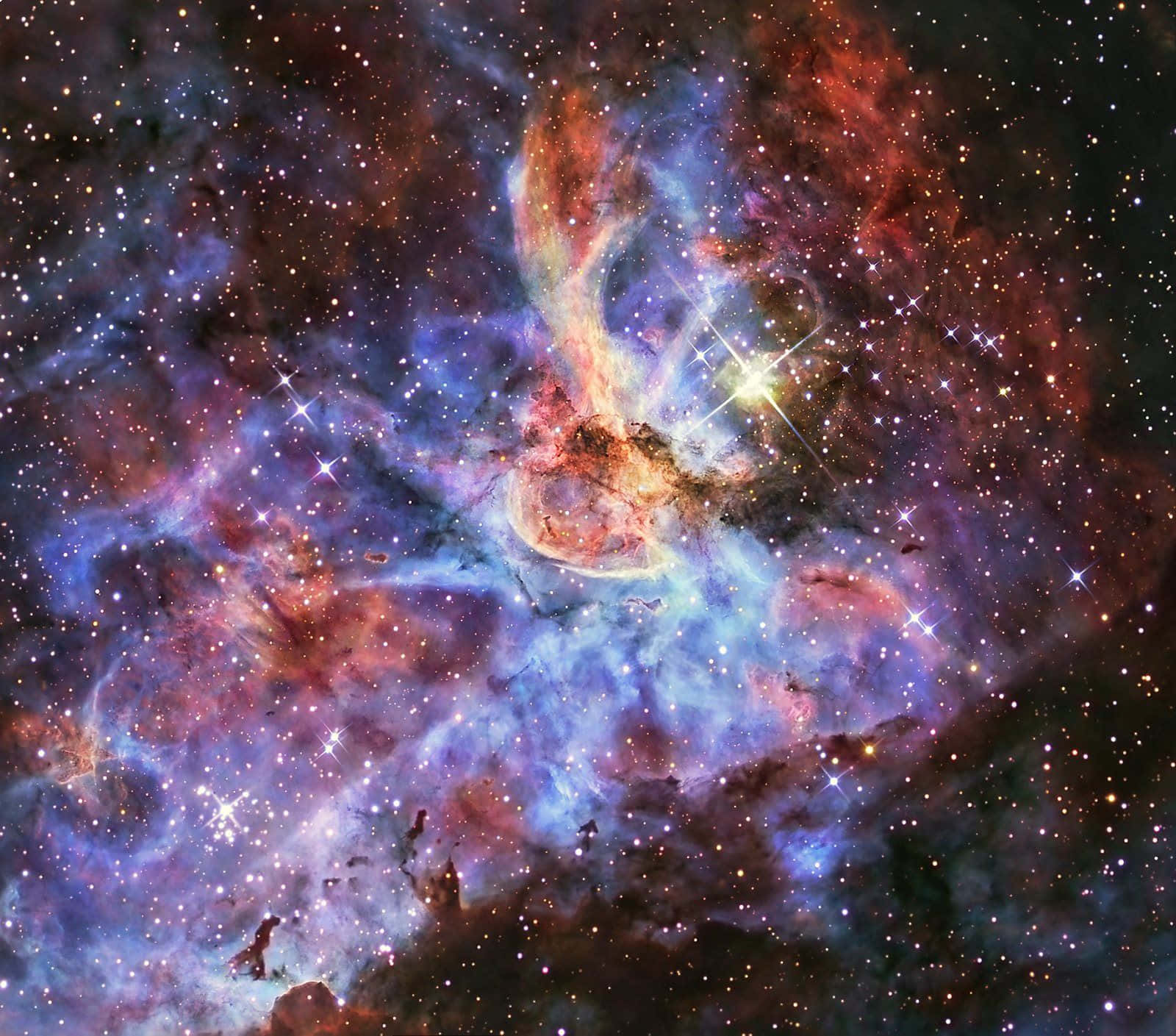 Carina Nebula 桌布 壁紙 — 一個充滿活力的宇宙星雲，在黑暗的虛空中，紅色、藍色和紫色的氣體被明亮的星星照亮，盤旋翻騰。