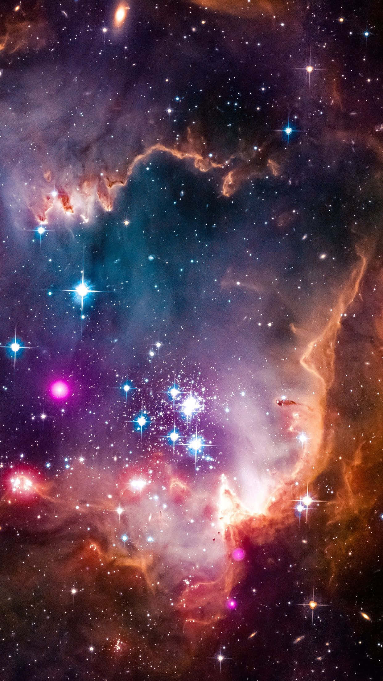 銀河 桌布 壁紙 — 一個充滿活力的宇宙星雲，在黑暗虛空中，由閃亮星星照亮的橙色、粉紅色和藍綠色氣體旋轉翻騰。