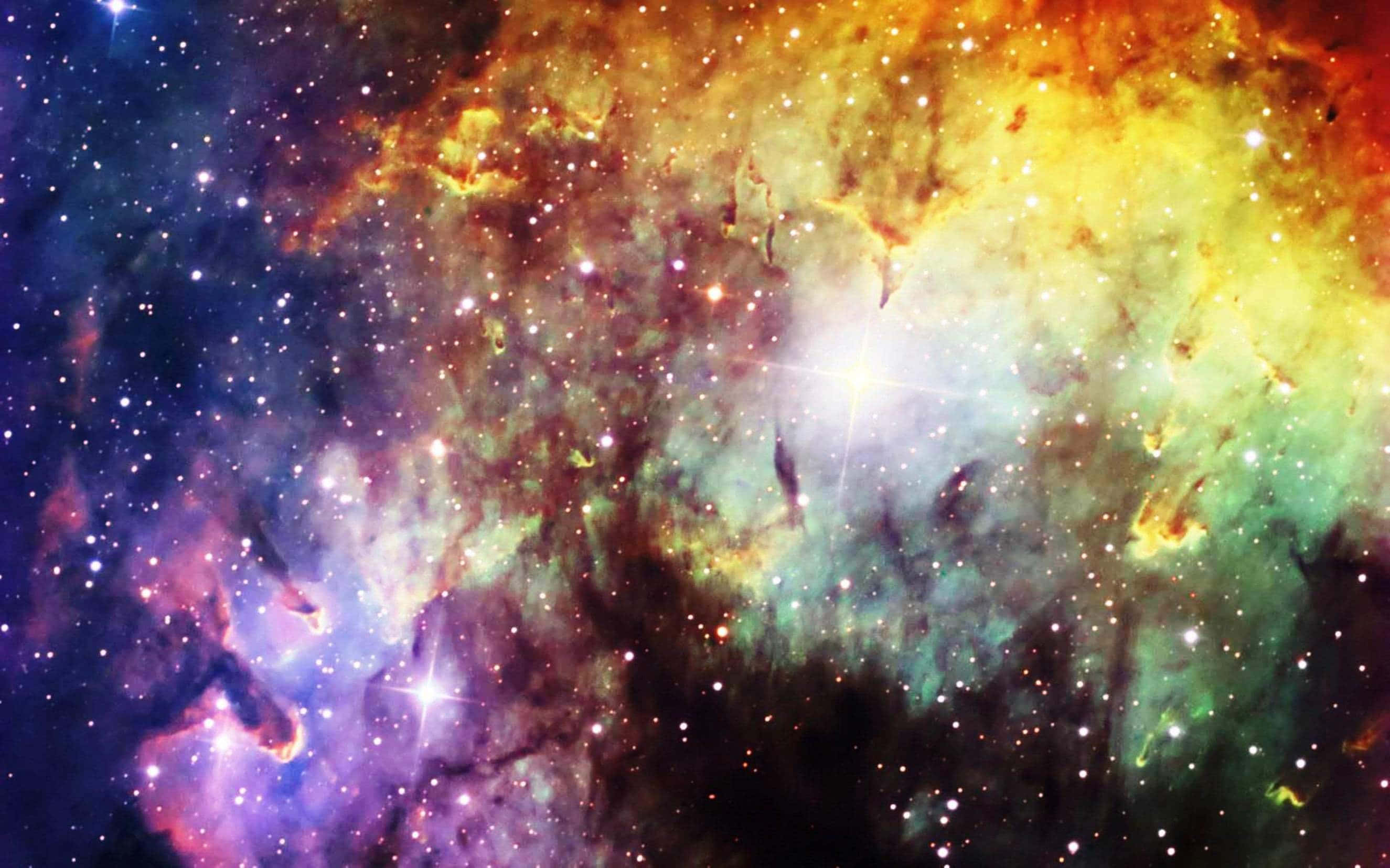 Hipster Galaxy Tumblr 桌布 壁紙 — 一個充滿活力的宇宙星雲，在黑暗虛空中，由明亮恆星照亮的火橙色、綠色和深紫色雲層翻騰旋轉。