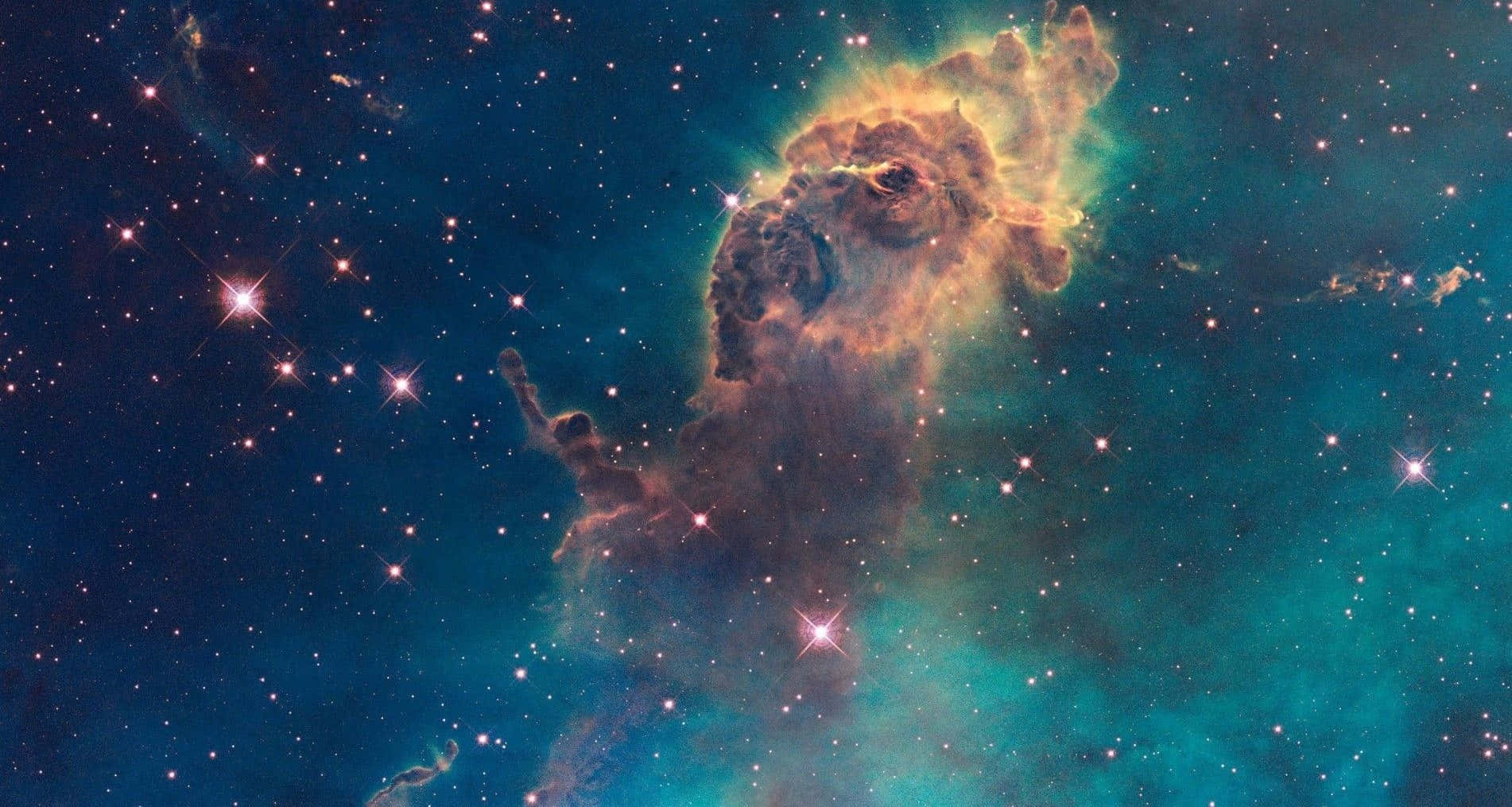 星雲 桌布 壁紙 — 一個充滿活力的宇宙星雲，帶有發光的橙色和藍綠色雲層，背景是閃爍的星場。