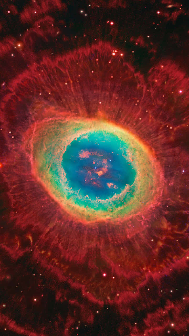 Supernova 桌布 壁紙 — 一個充滿活力的宇宙星雲，帶有紅色、橙色和藍綠色的同心環，在星空中發光。