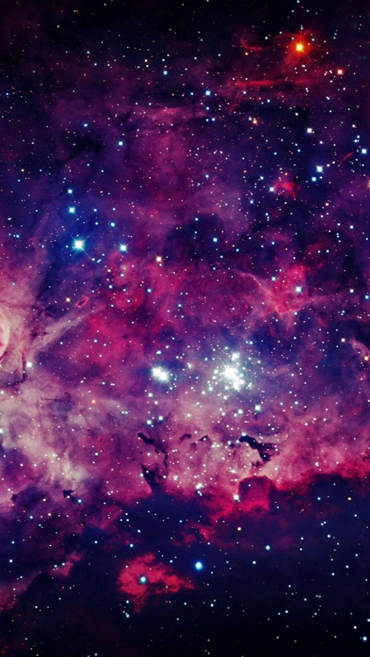 手機 桌布 壁紙 — 一個充滿活力的宇宙星雲，旋轉著洋紅色和靛藍色的雲朵，點綴著燦爛的星星，背景是深邃的太空。