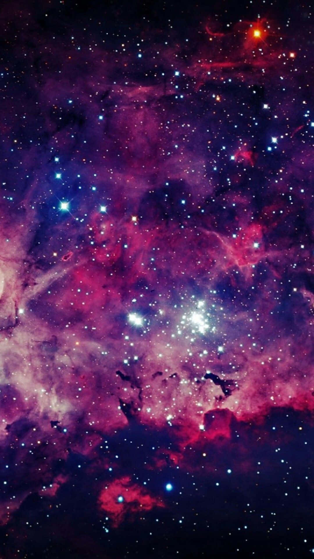 銀河 桌布 壁紙 — 一個充滿活力的宇宙星雲，旋轉著洋紅色和靛藍色的雲團，點綴著閃爍的藍色和橙色星星。