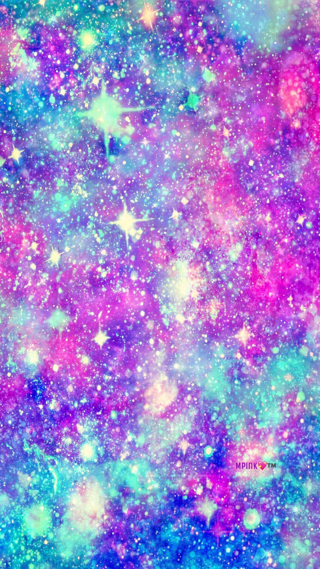 Girly Galaxy 桌布 壁紙 — 一個充滿活力的宇宙星雲，旋轉著發光的星星和粉紅色、藍色、紫色的柔和色調。