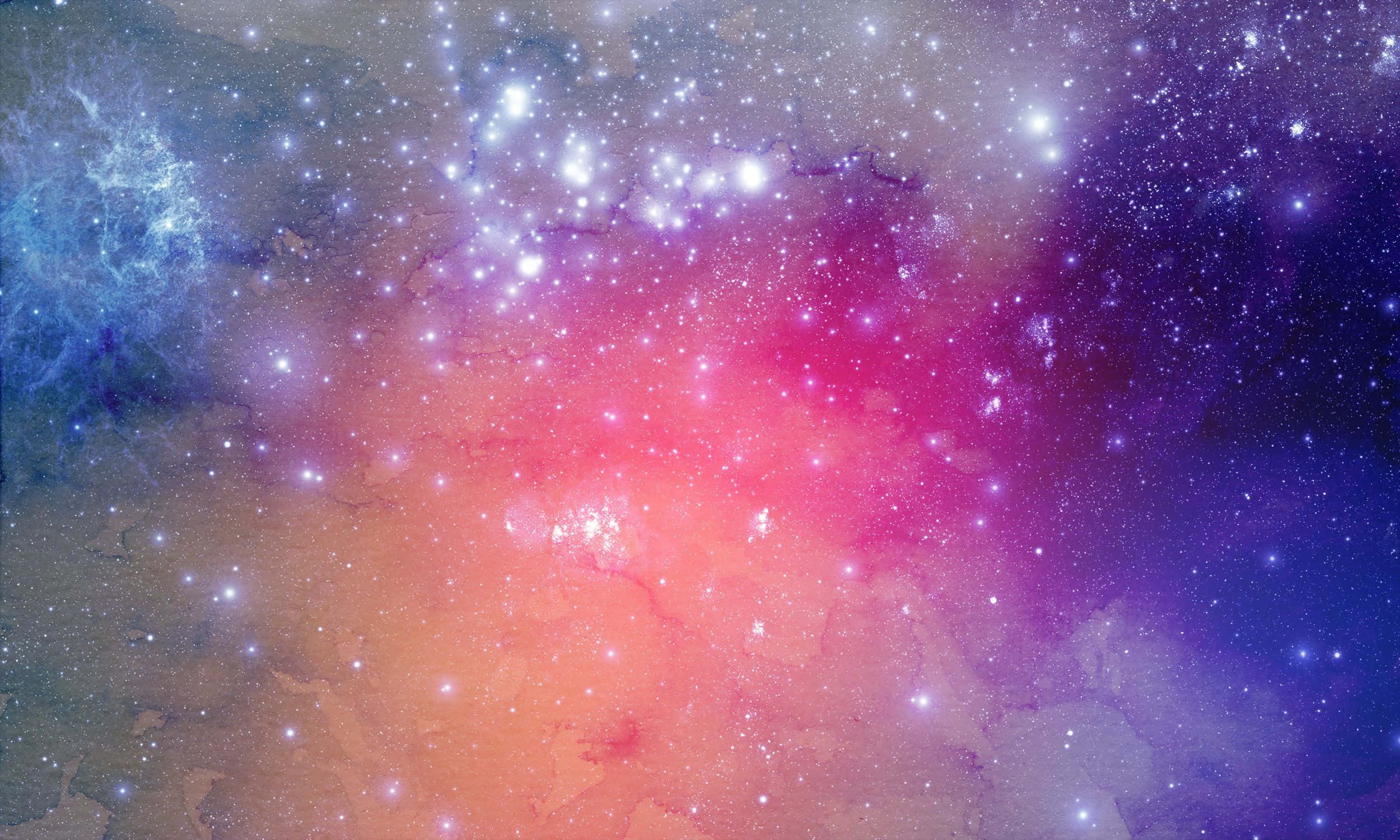 Pastel Galaxy 桌布 壁紙 — 一個充滿活力的宇宙星雲，旋轉著粉紅色、橙色和藍色的色調，點綴著閃爍的星星。