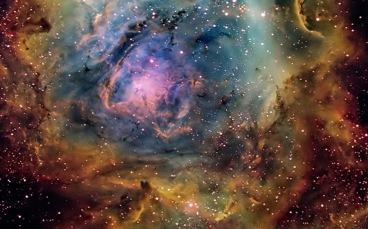Interstellar Cloud 桌布 壁紙 — 一個充滿活力的宇宙星雲，旋轉著紫色、藍色和金色的雲朵，點綴著無數閃爍的星星。