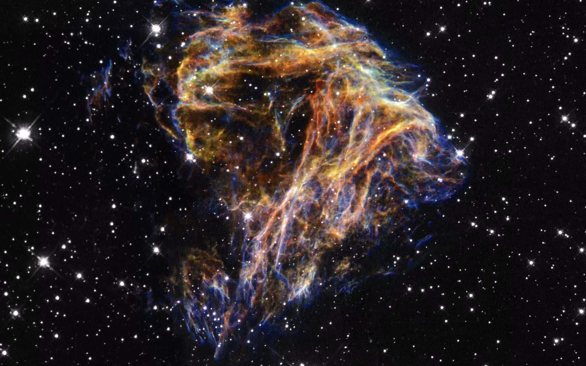 Celestial 桌布 壁紙 — 一個充滿活力的宇宙星雲，有旋轉的橙色、藍色和黃色氣體，被明亮的星星照亮，背景是黑色虛空。