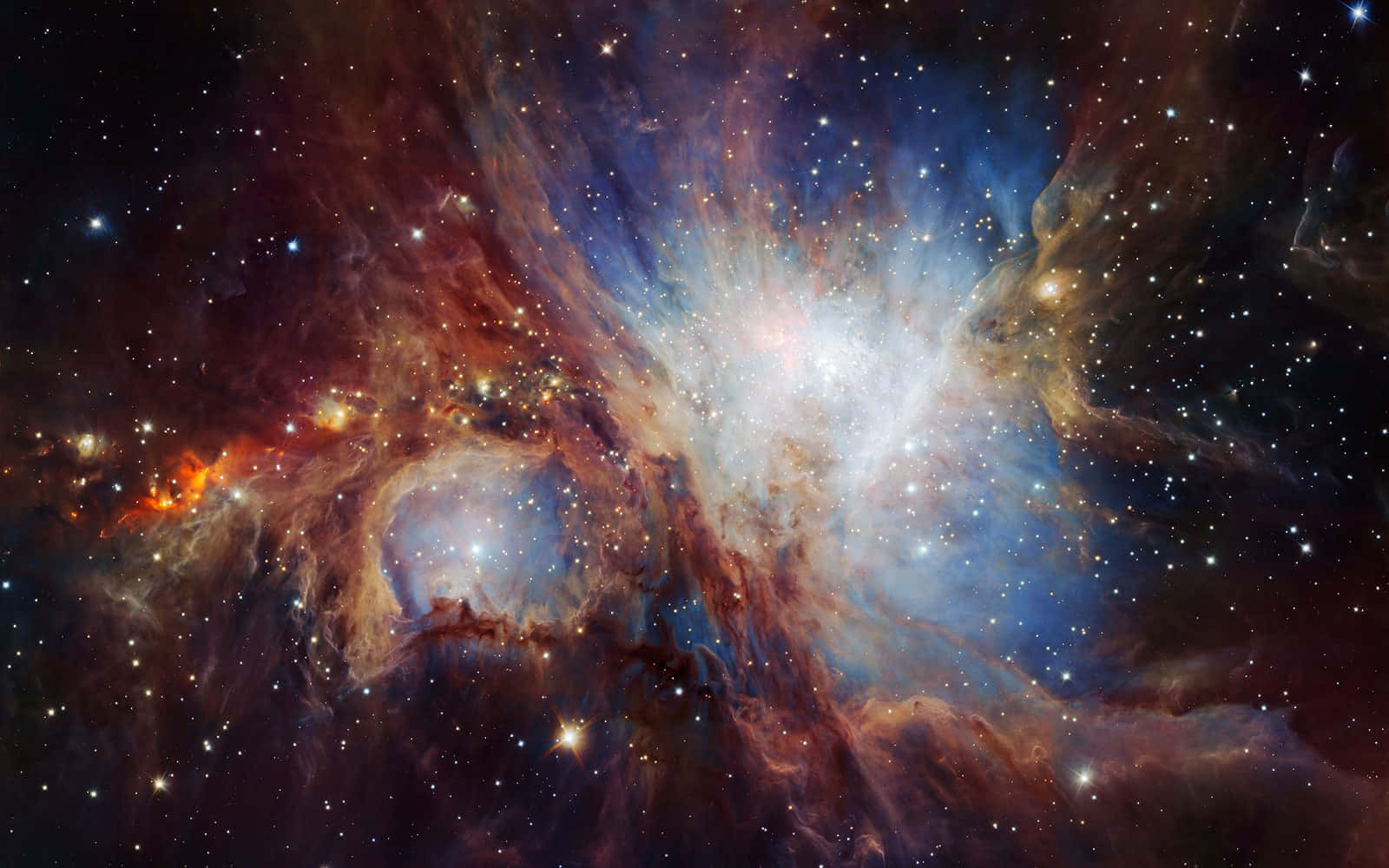 太空 桌布 壁紙 — 一個充滿活力的宇宙星雲，有旋轉的紅色、橙色和藍色雲層，被明亮的星星照亮，背景是黑暗的虛空。