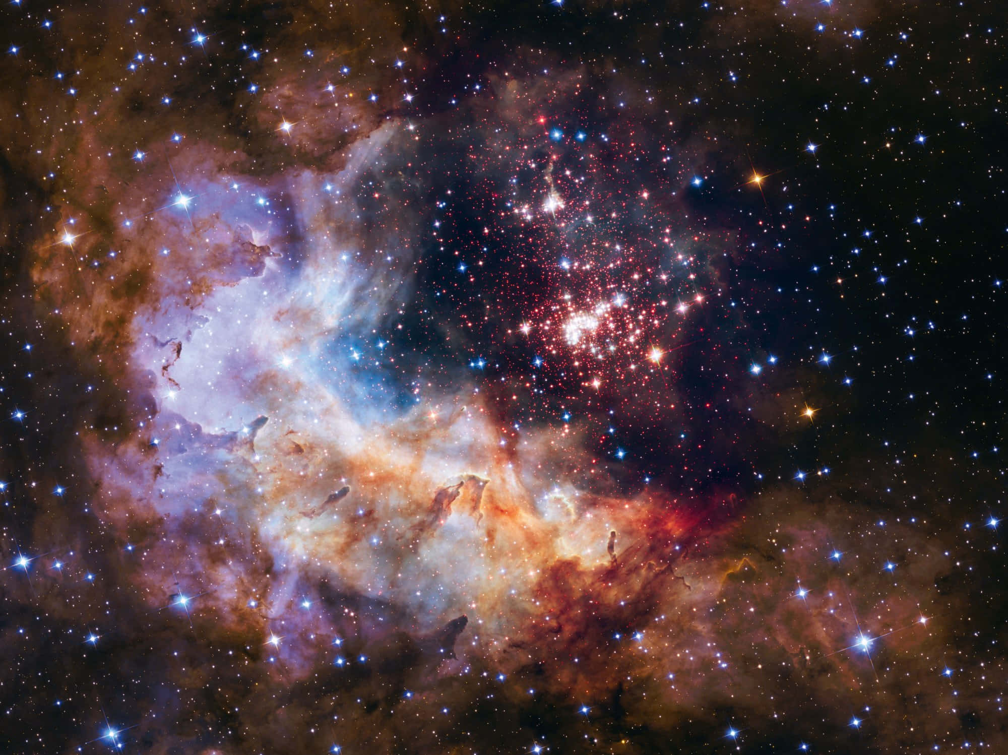 太空 桌布 壁紙 — 一個充滿活力的宇宙星雲，由紅色、橙色和藍色的氣體雲組成，在黑暗虛空中被無數閃爍的星星照亮，盤旋翻騰。