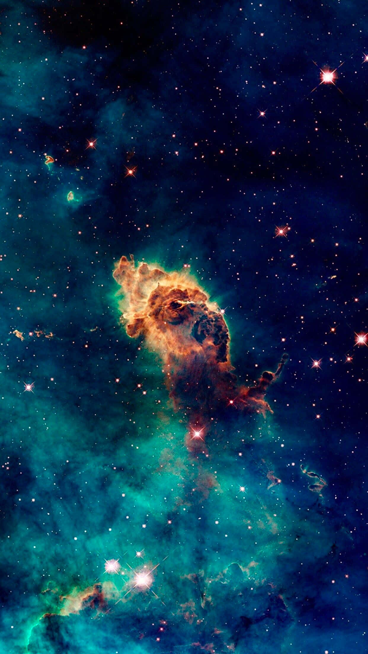 太空 桌布 壁紙 — 一個充滿活力的宇宙星雲，發光的橙色和藍綠色雲團被閃爍的星星包圍，背景是深藍色的太空。