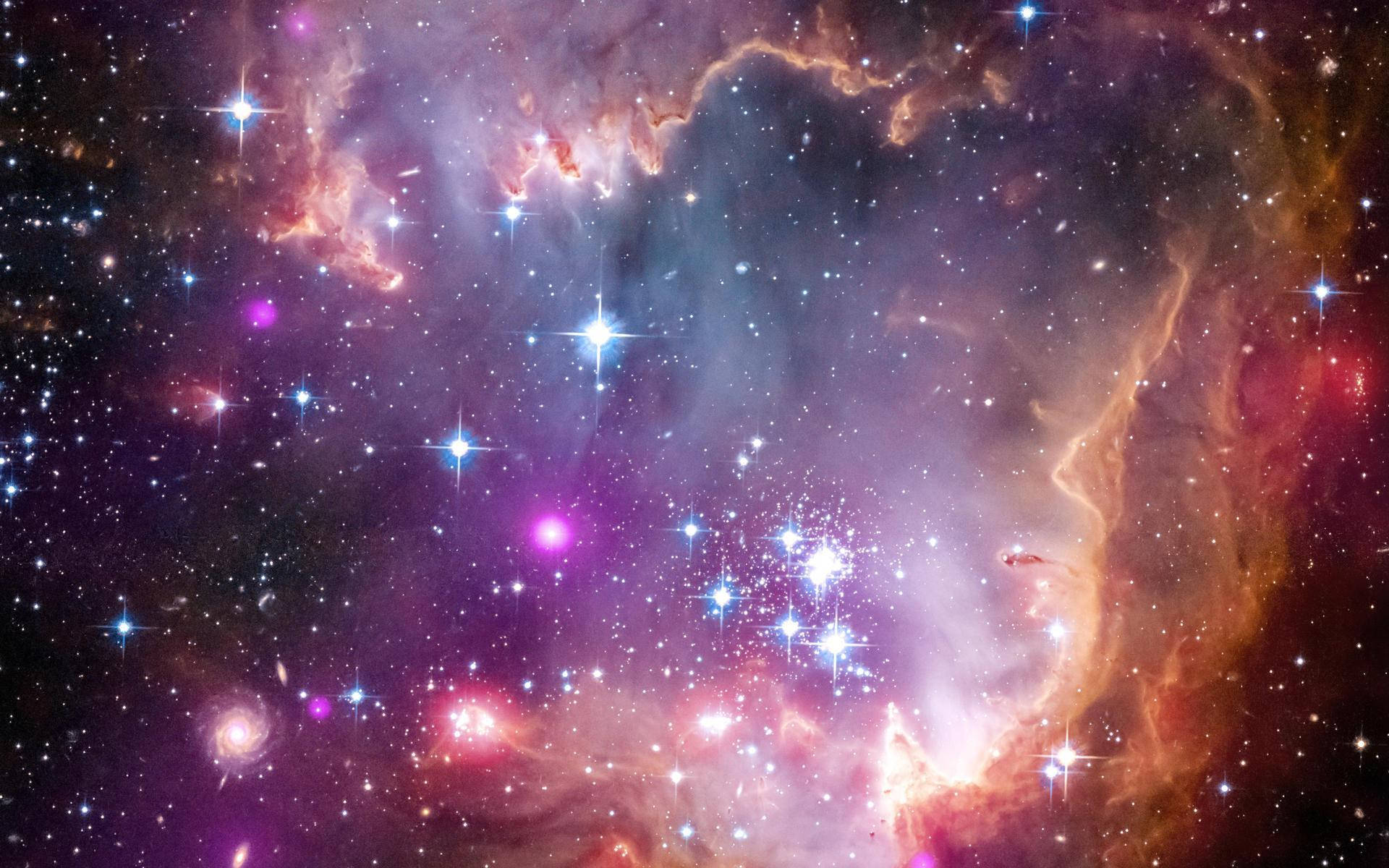 銀河 桌布 壁紙 — 一個充滿活力的宇宙星雲，粉紅色、橙色和紫色的氣體雲在黑暗虛空中旋轉，被明亮閃爍的星星照亮。