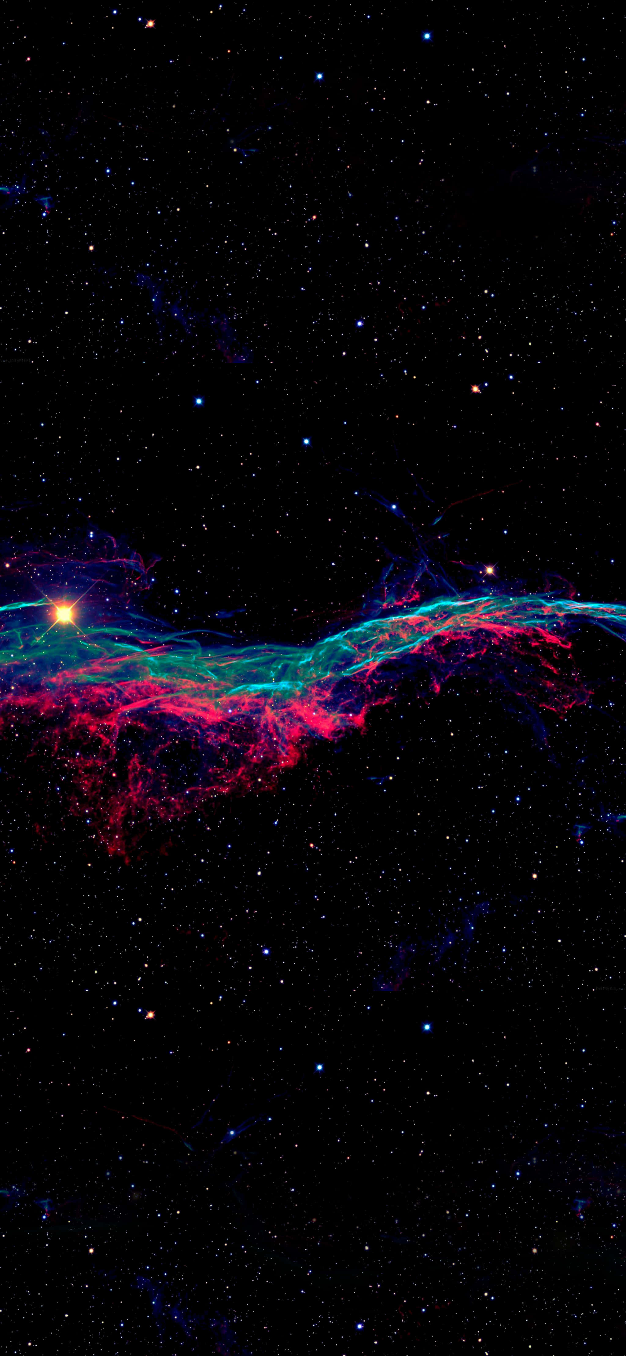 Android Oled 桌布 壁紙 — 一個充滿活力的宇宙星雲，粉紅色和藍綠色的氣體旋轉著，延伸在佈滿星星的黑色虛空中。