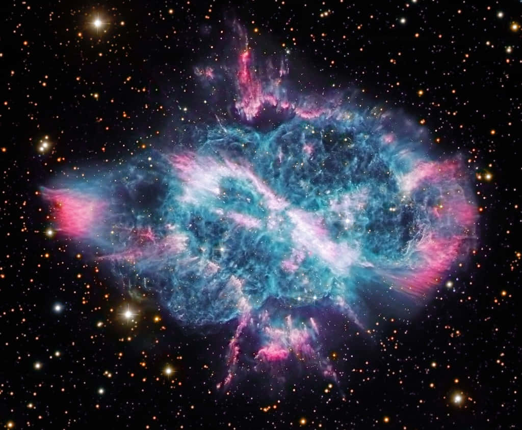 Planetary Nebula 桌布 壁紙 — 一個充滿活力的宇宙星雲，藍色和粉紅色的氣體在黑色虛空中被明亮的星星照亮並旋轉。