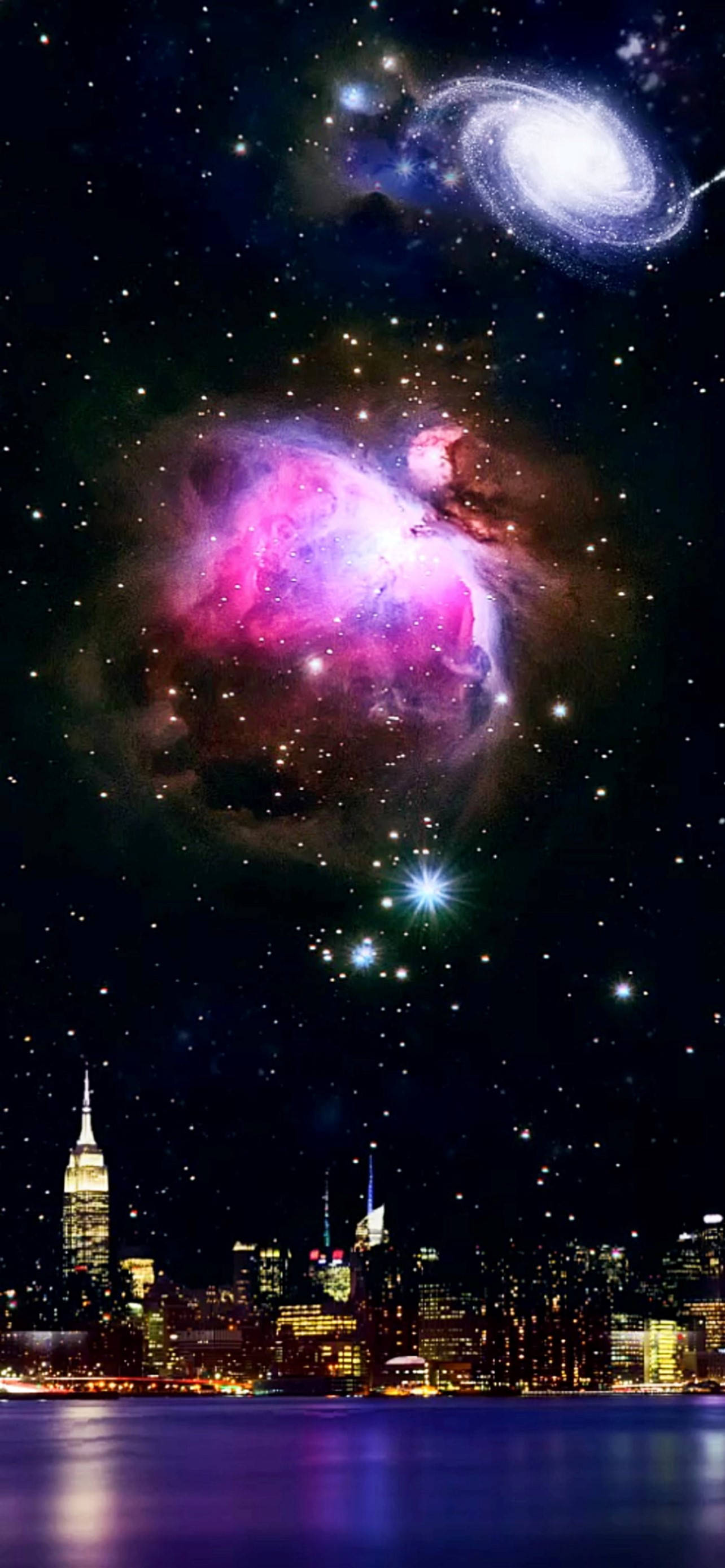 宇宙 桌布 壁紙 — 一個充滿活力的宇宙星雲和螺旋星系懸浮在夜間發光的城市天際線之上。